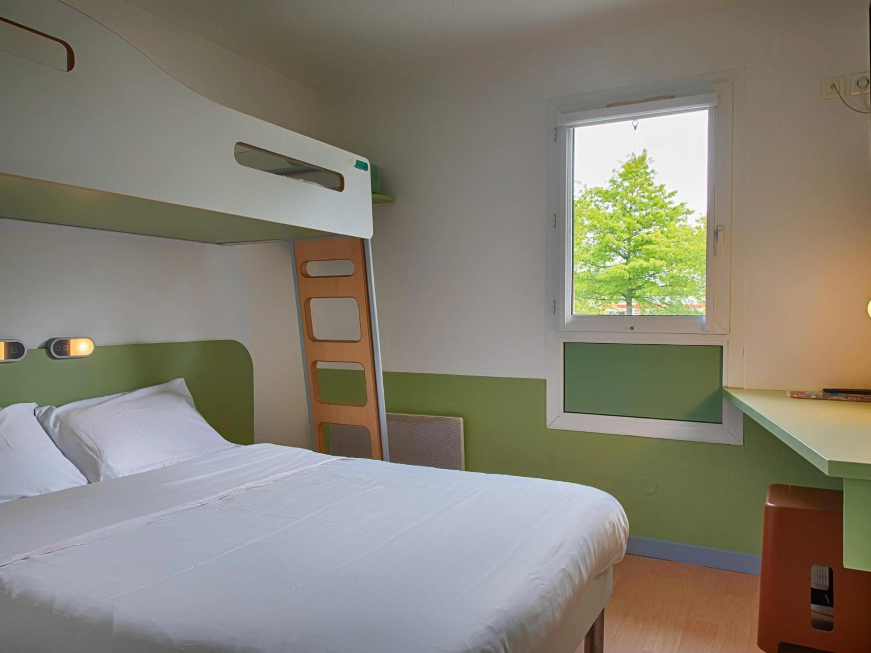 Bedroom, Bed in Ibis Budget Redon