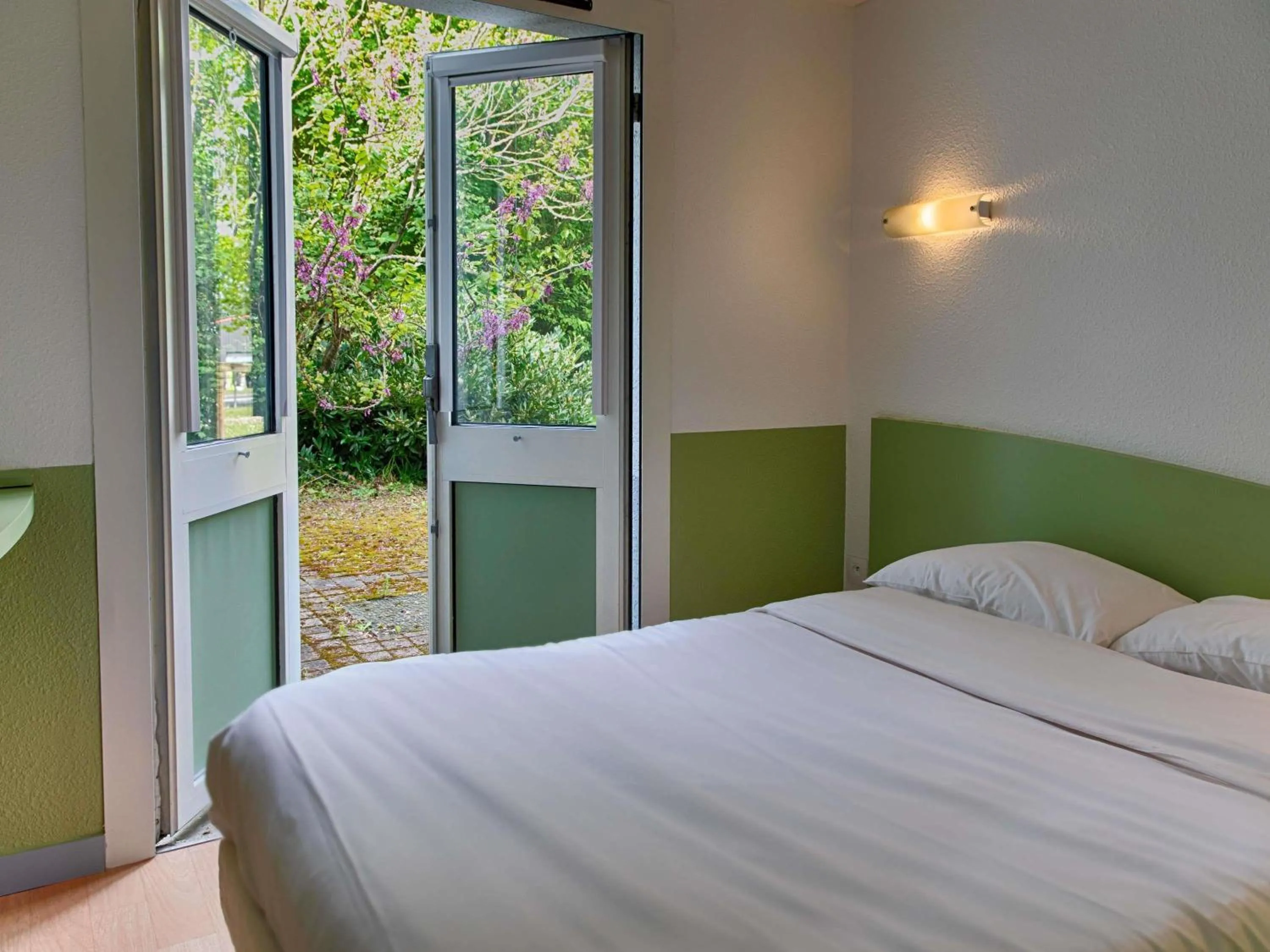 Bedroom, Bed in Ibis Budget Redon