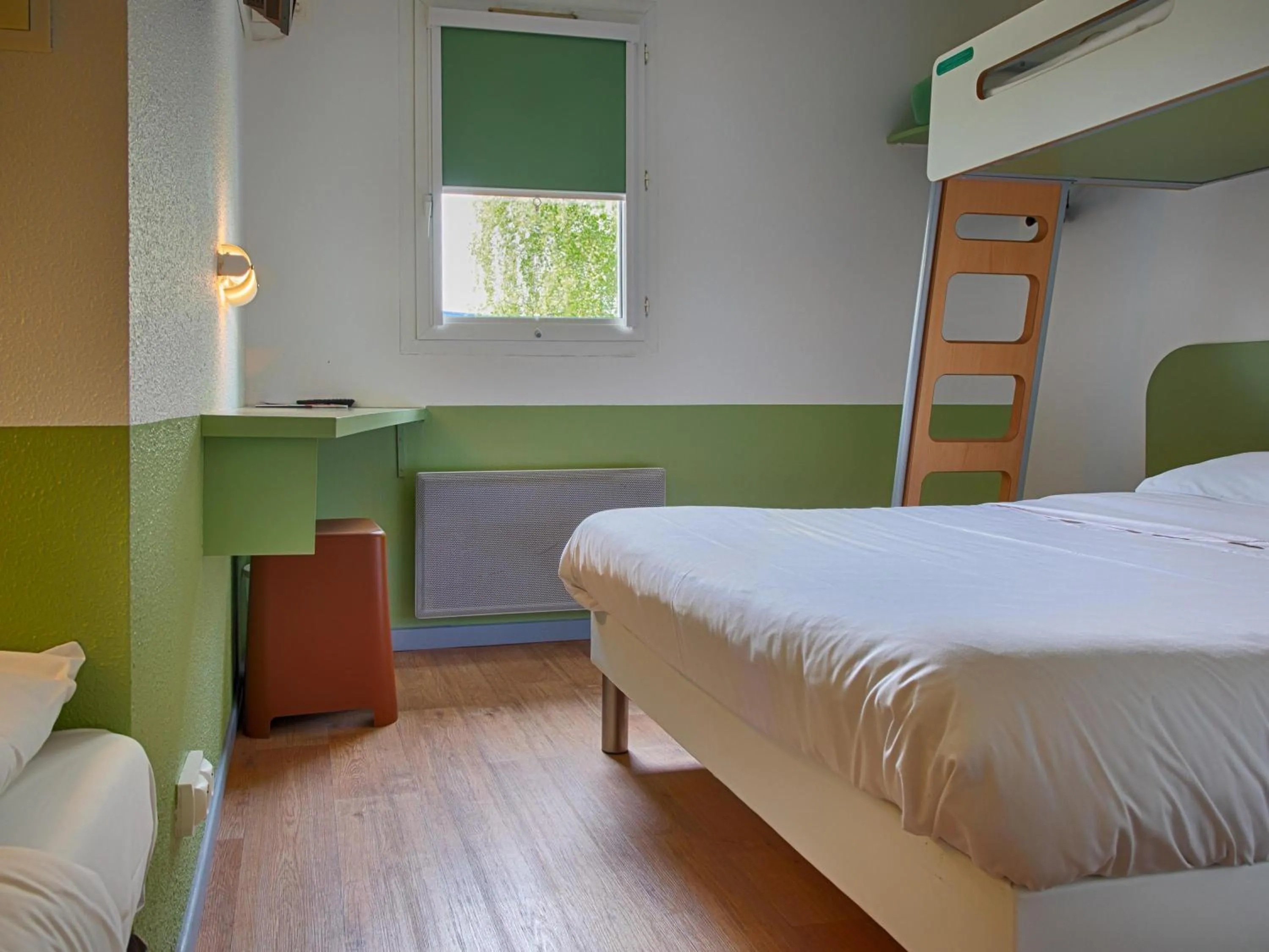 Bedroom, Bed in Ibis Budget Redon