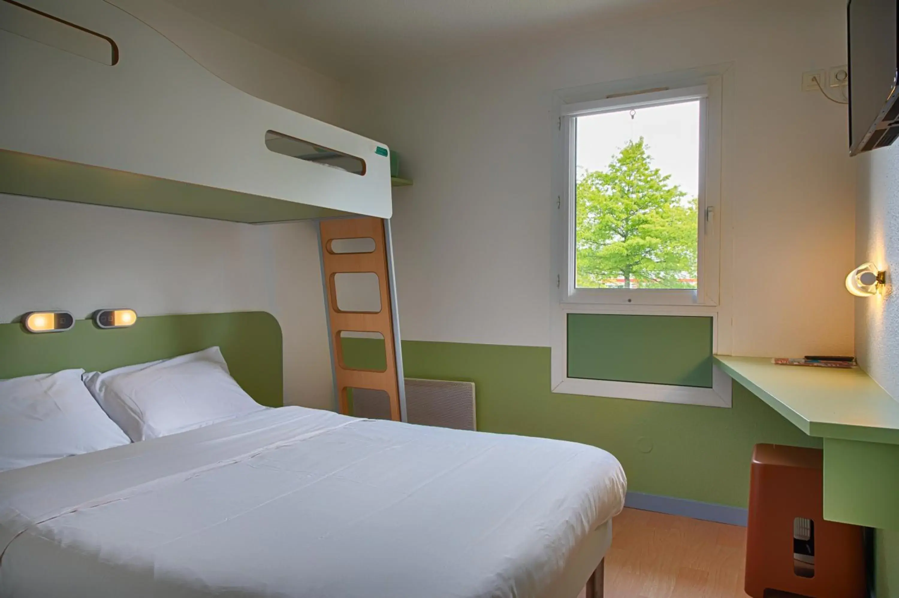 Triple Room with Double Bed and Bunk Bed in Ibis Budget Redon Triple Room with Double Bed and Bunk Bed in Ibis Budget Redon
