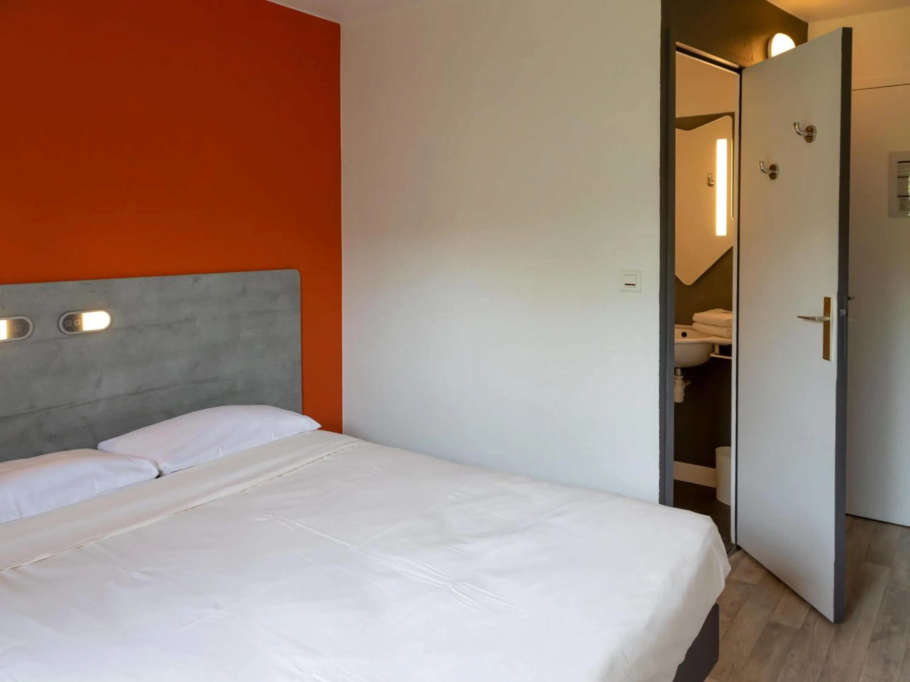 Bedroom, Bed in Ibis Budget Redon