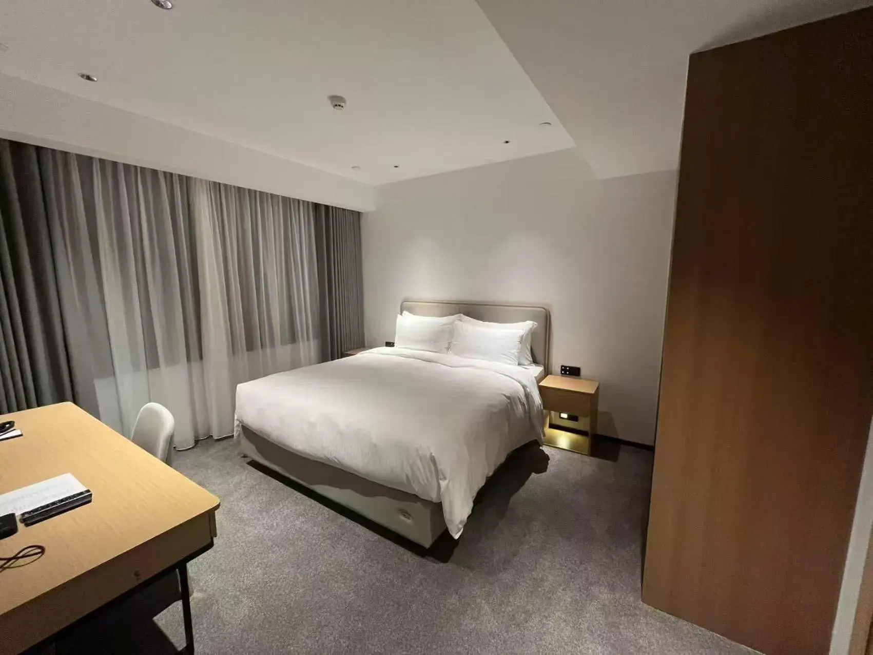 Bedroom, Bed in Guangzhou Dong Fang Hotel Bedroom, Bed in Guangzhou Dong Fang Hotel