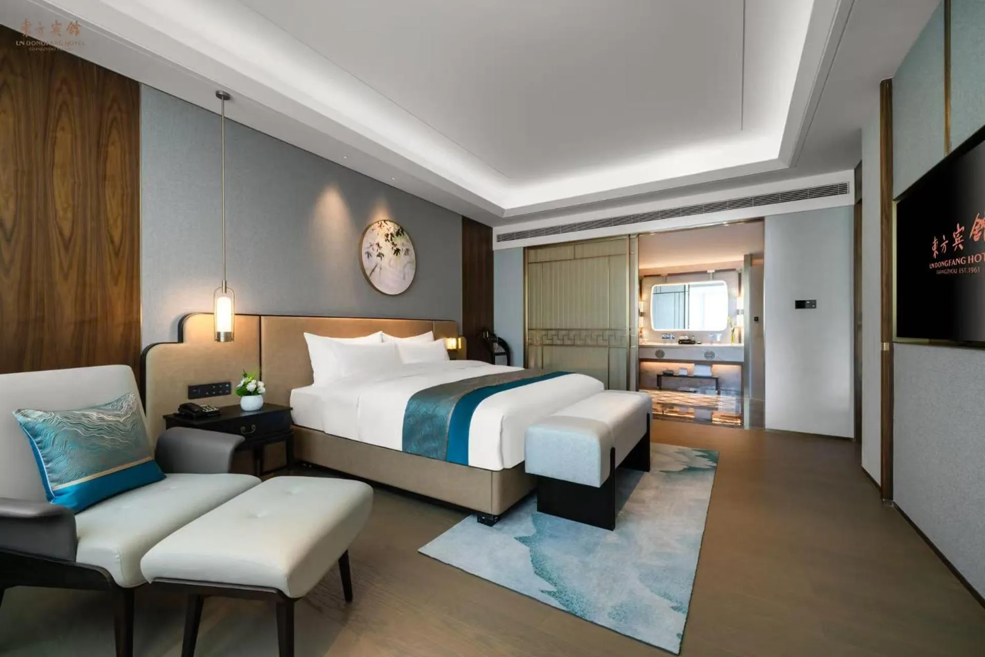 Photo of the whole room, Bed in Guangzhou Dong Fang Hotel