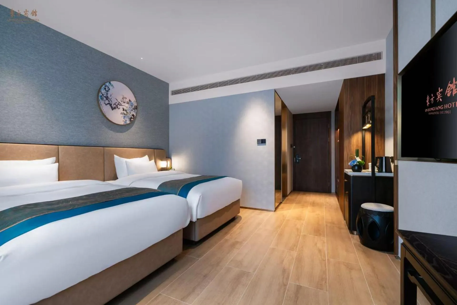 Photo of the whole room, Bed in Guangzhou Dong Fang Hotel