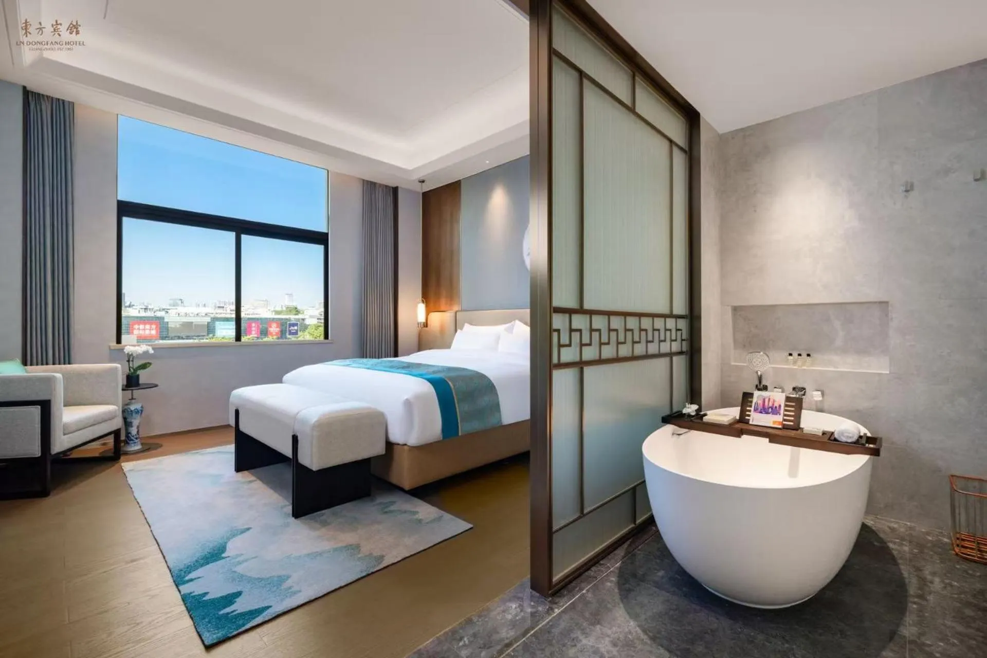 Photo of the whole room, Bed in Guangzhou Dong Fang Hotel