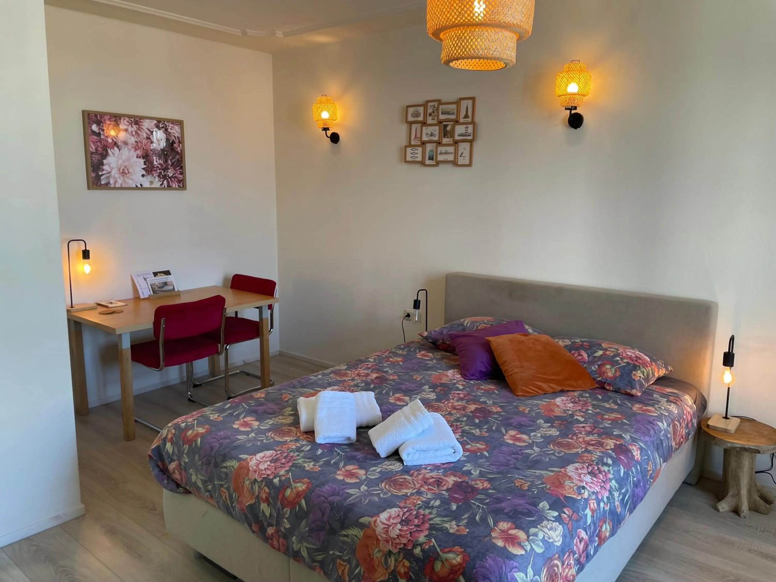 Seating area, Bed in Plato by Hofstad Studio’s