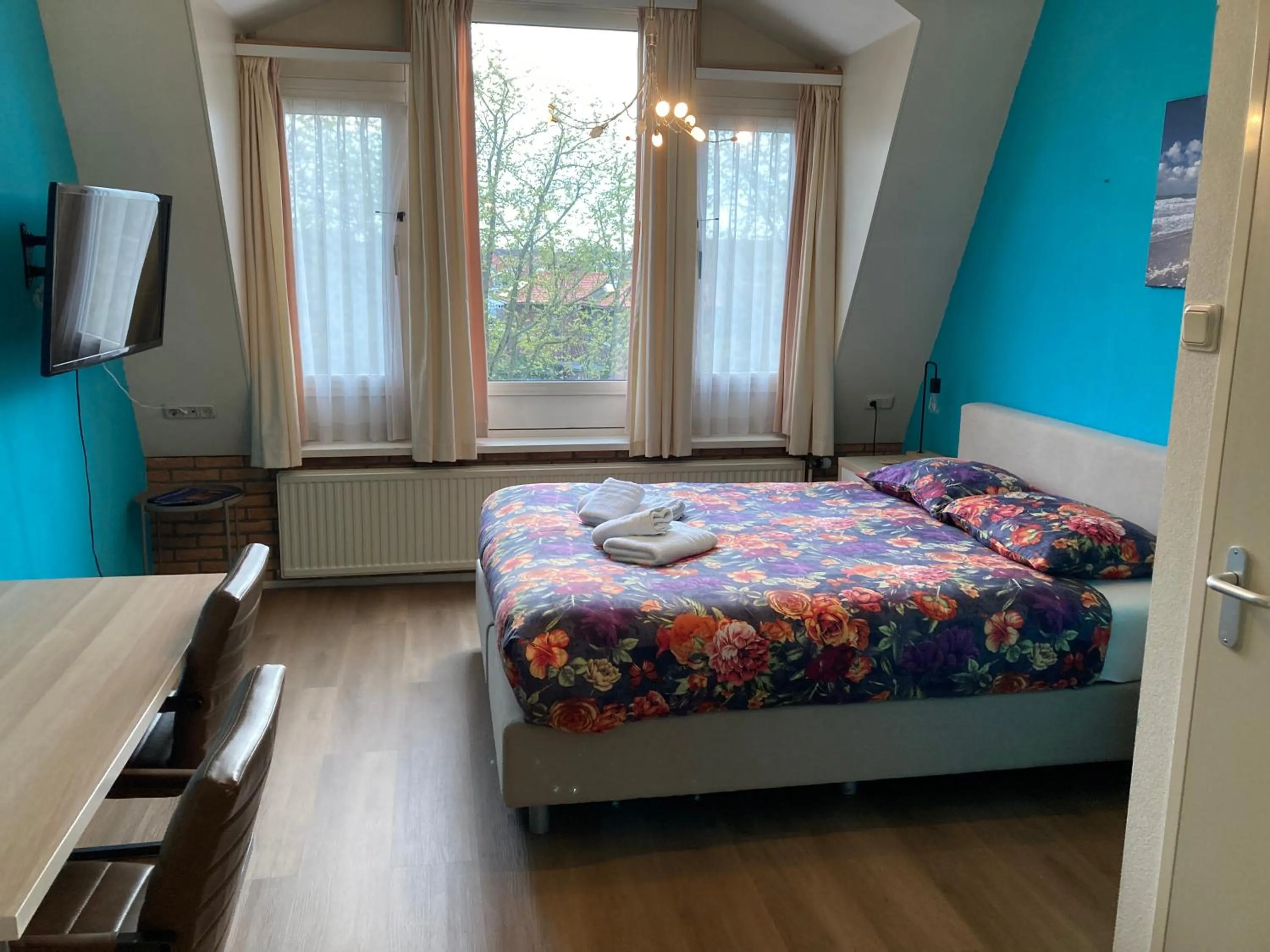 Photo of the whole room, Bed in Plato by Hofstad Studio’s