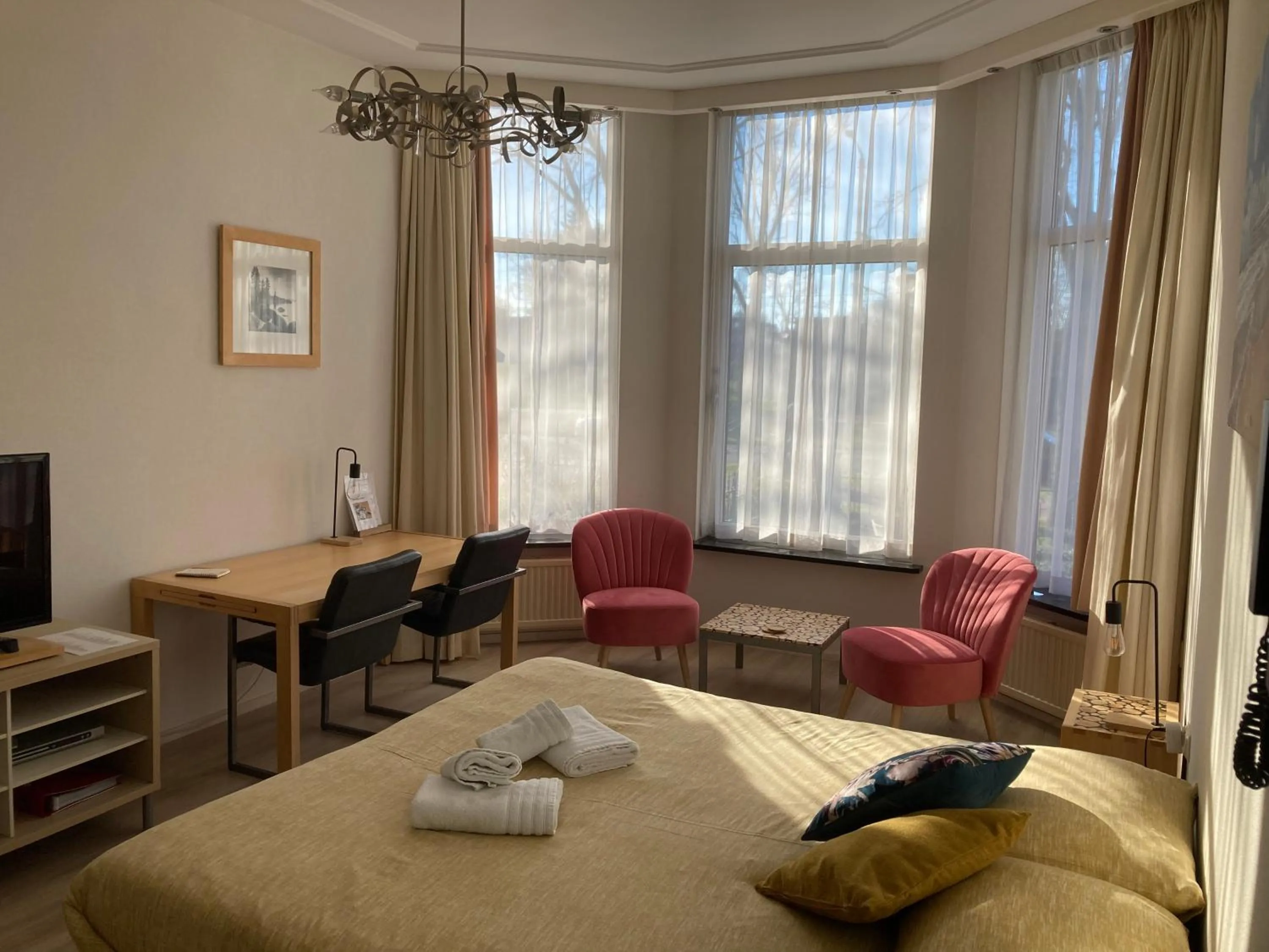 Seating area, Bed in Plato by Hofstad Studio’s