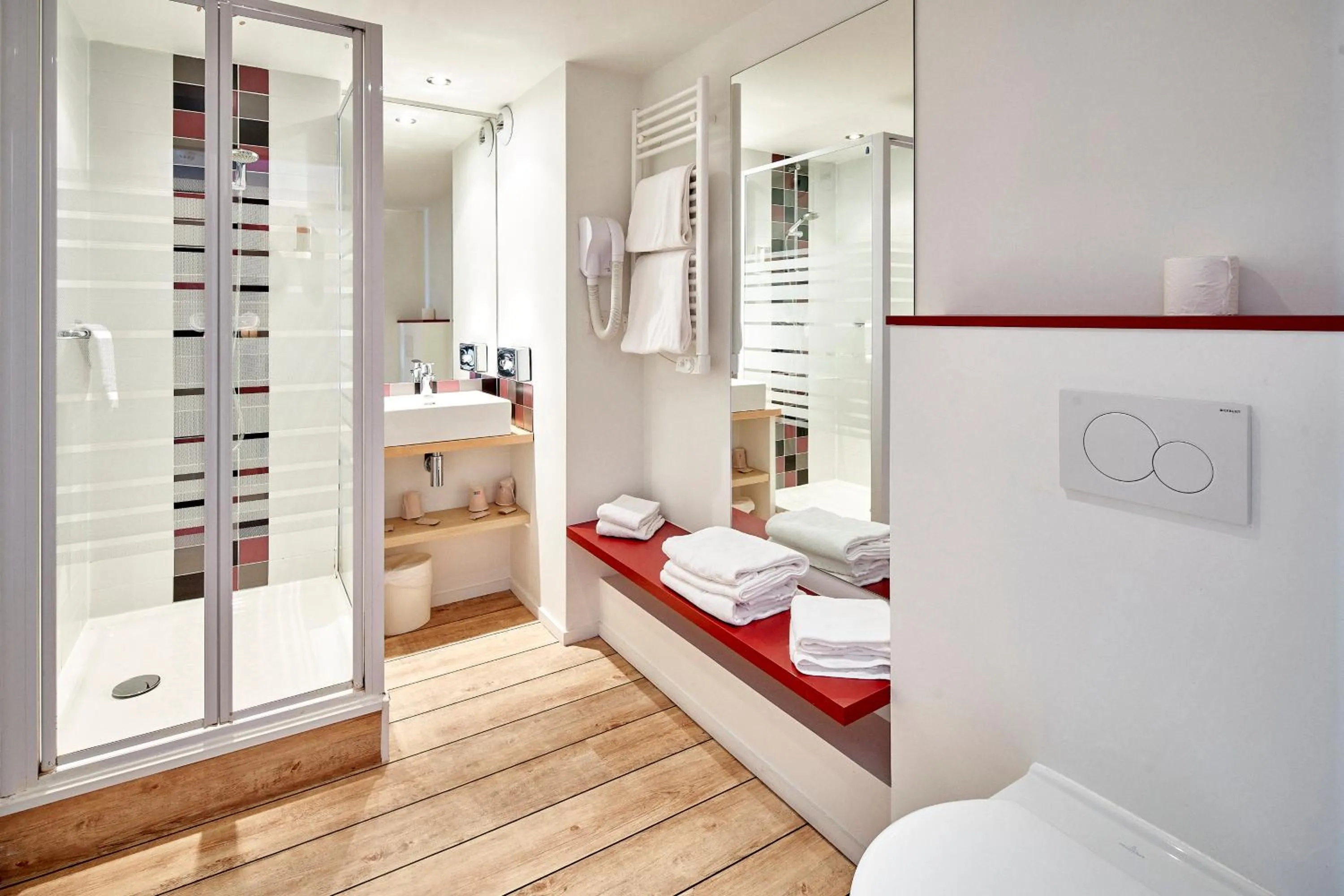 Shower, Bed in Hotel Donibane Saint-Jean-de-Luz