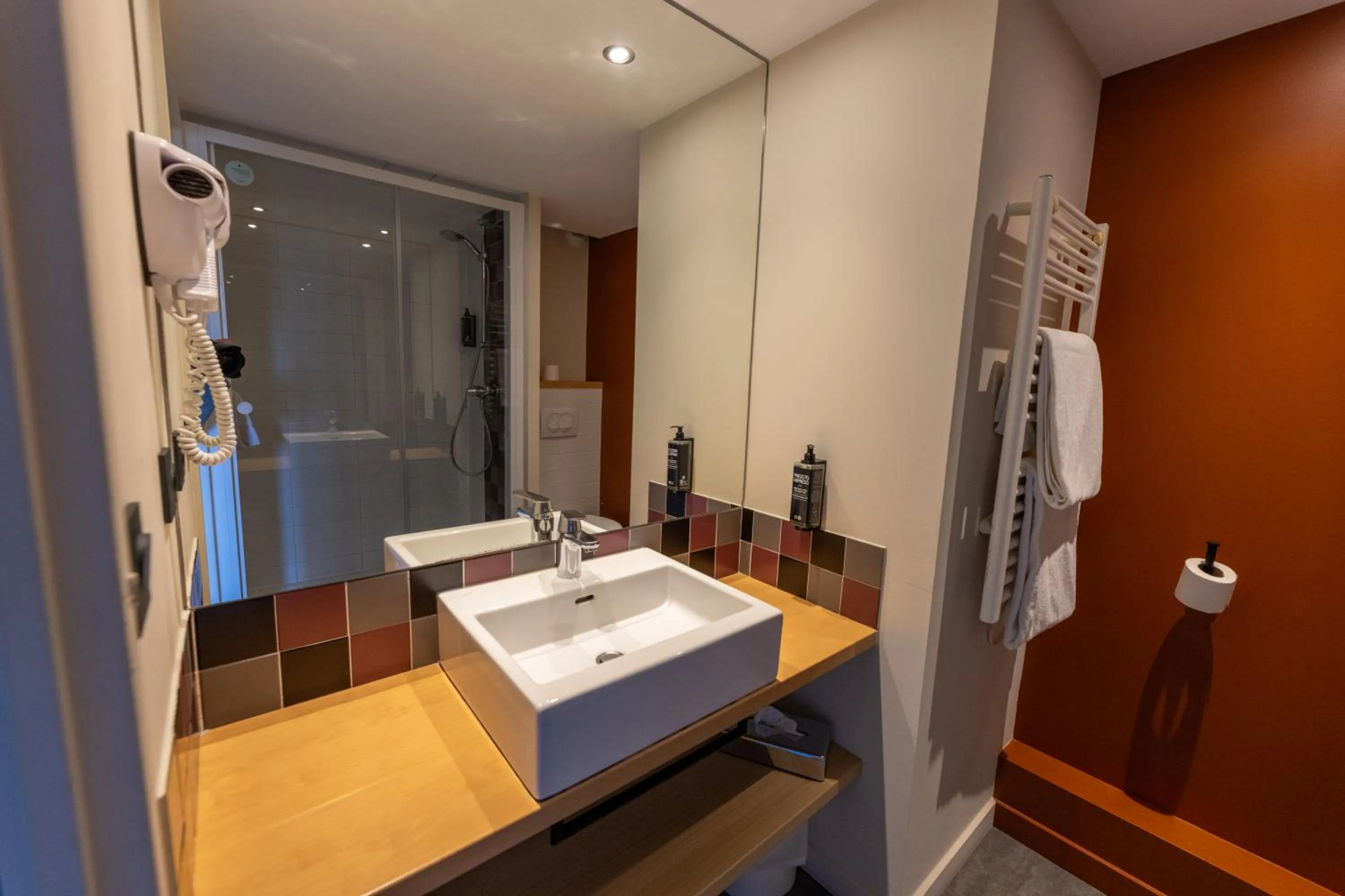 Bathroom in Hotel Donibane Saint-Jean-de-Luz