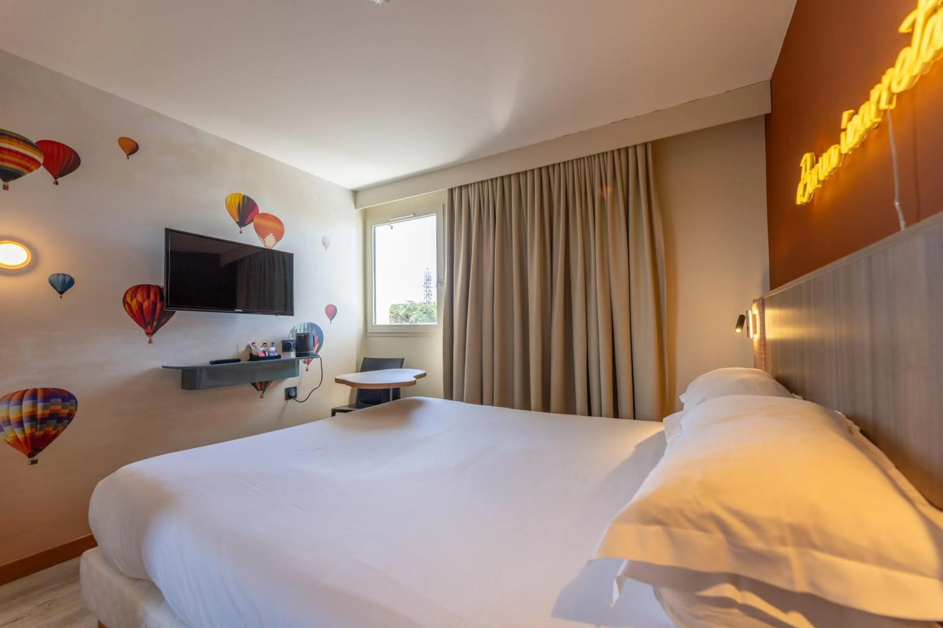 Communal lounge/ TV room, Bed in Hotel Donibane Saint-Jean-de-Luz