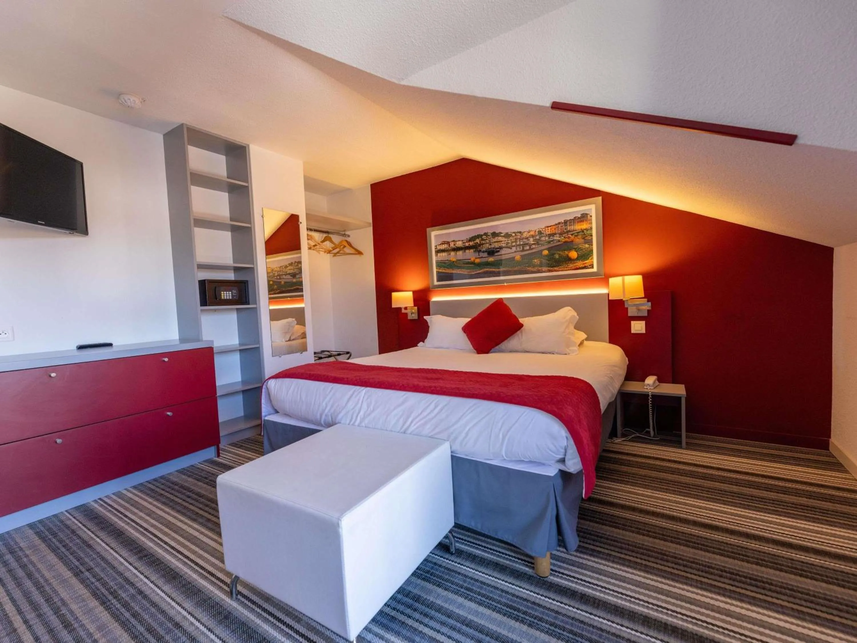 Bedroom, Bed in Hotel Donibane Saint-Jean-de-Luz