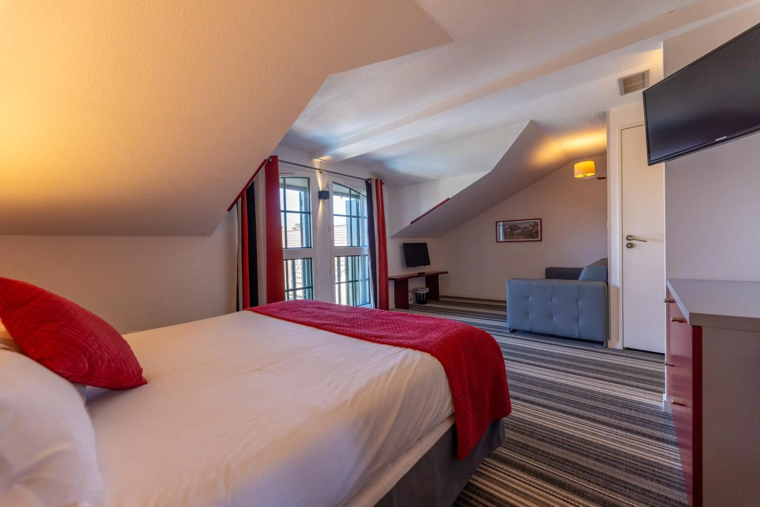 Communal lounge/ TV room, Bed in Hotel Donibane Saint-Jean-de-Luz