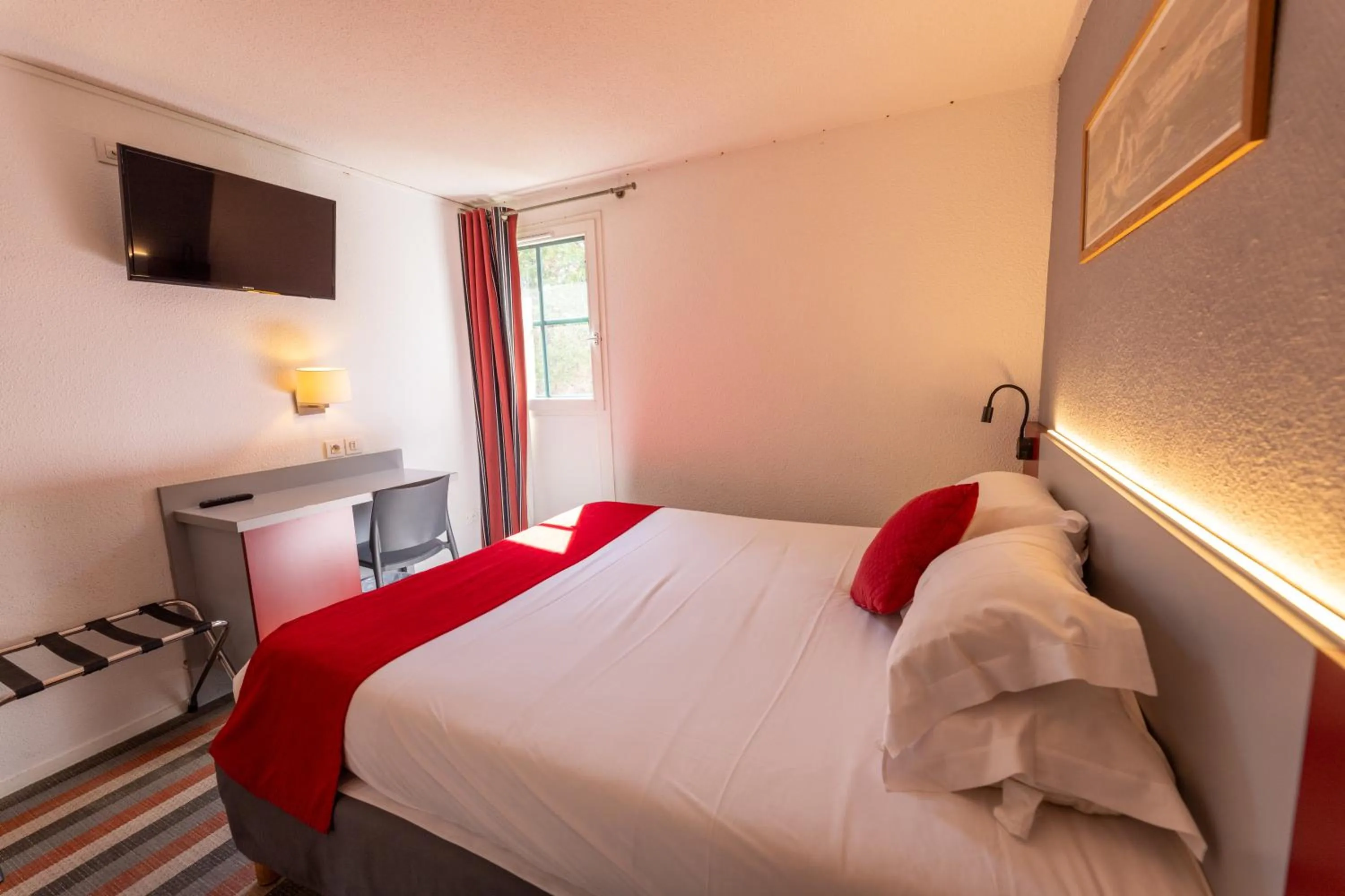 Bed in Hotel Donibane Saint-Jean-de-Luz