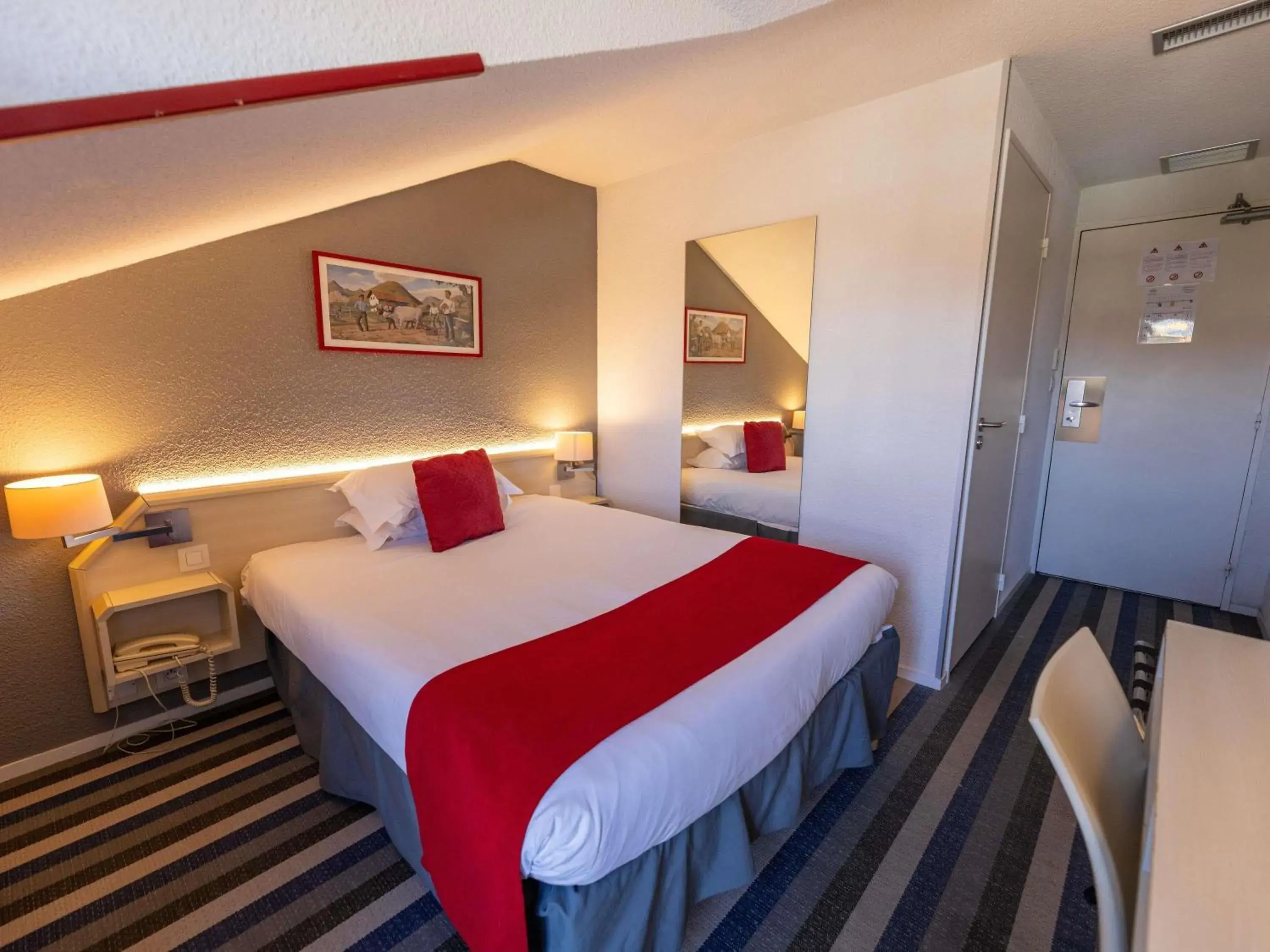 Bedroom, Bed in Hotel Donibane Saint-Jean-de-Luz Bedroom, Bed in Hotel Donibane Saint-Jean-de-Luz