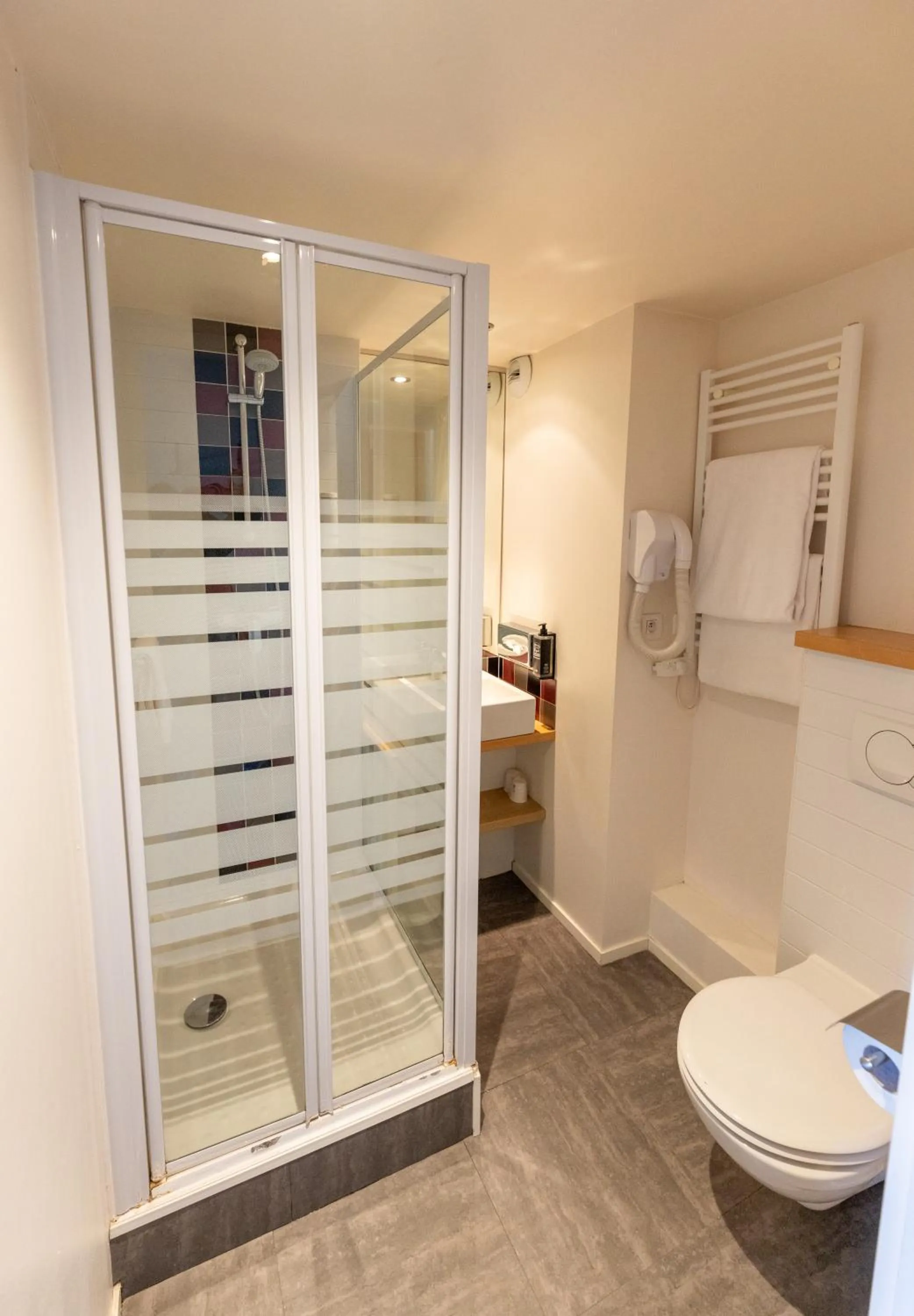 Shower in Hotel Donibane Saint-Jean-de-Luz