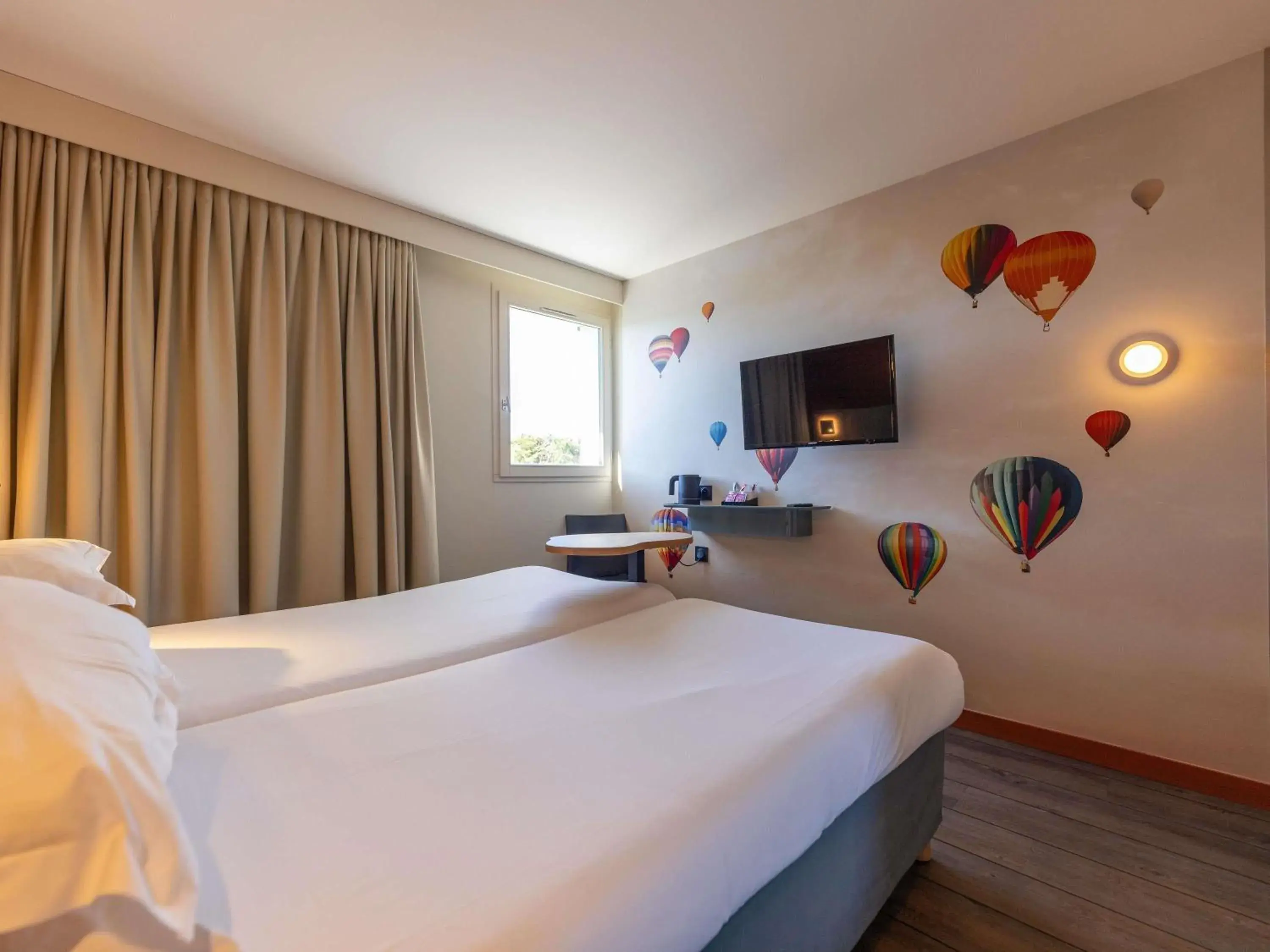 Bedroom, Bed in Hotel Donibane Saint-Jean-de-Luz Bedroom, Bed in Hotel Donibane Saint-Jean-de-Luz