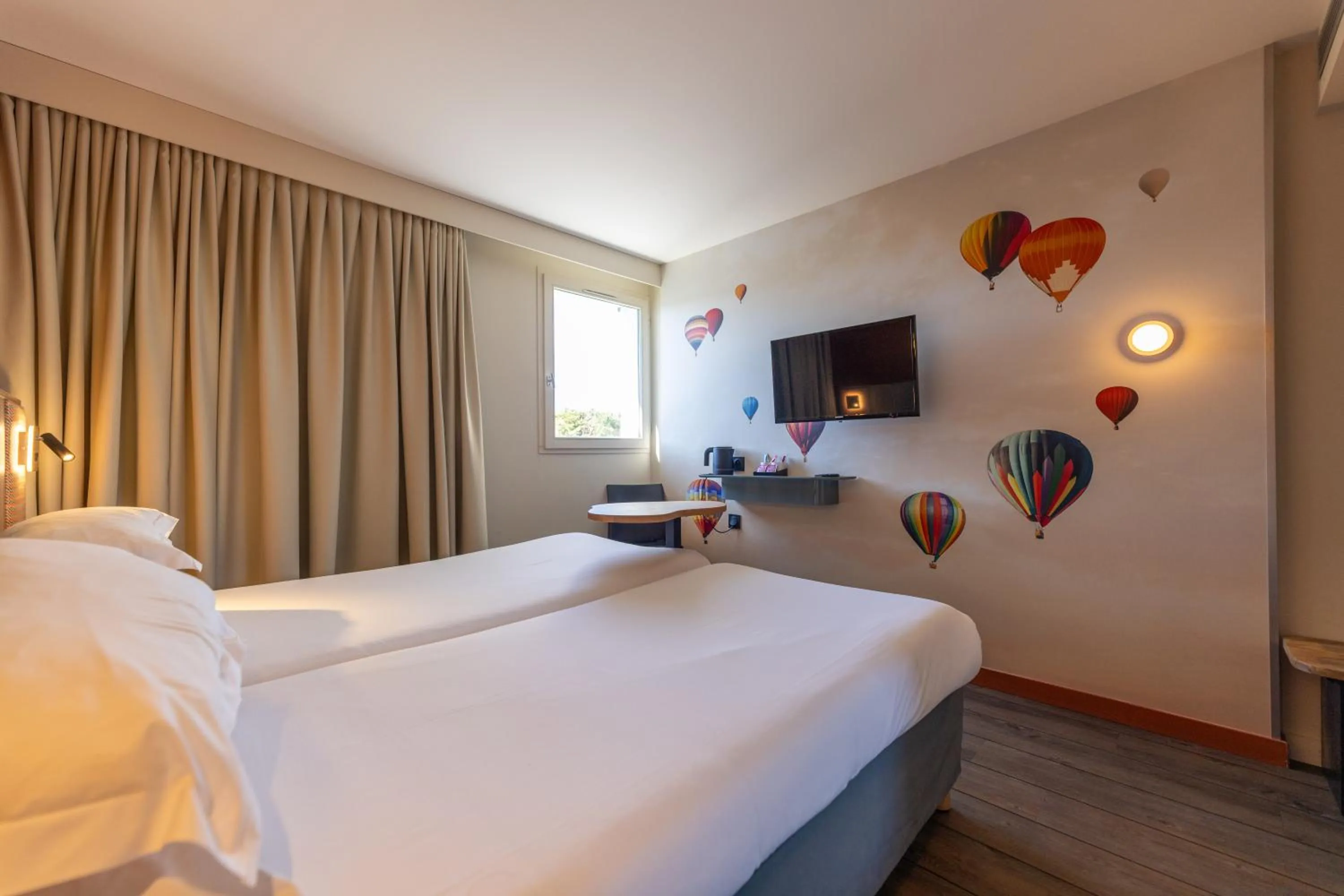 TV and multimedia, Bed in Hotel Donibane Saint-Jean-de-Luz