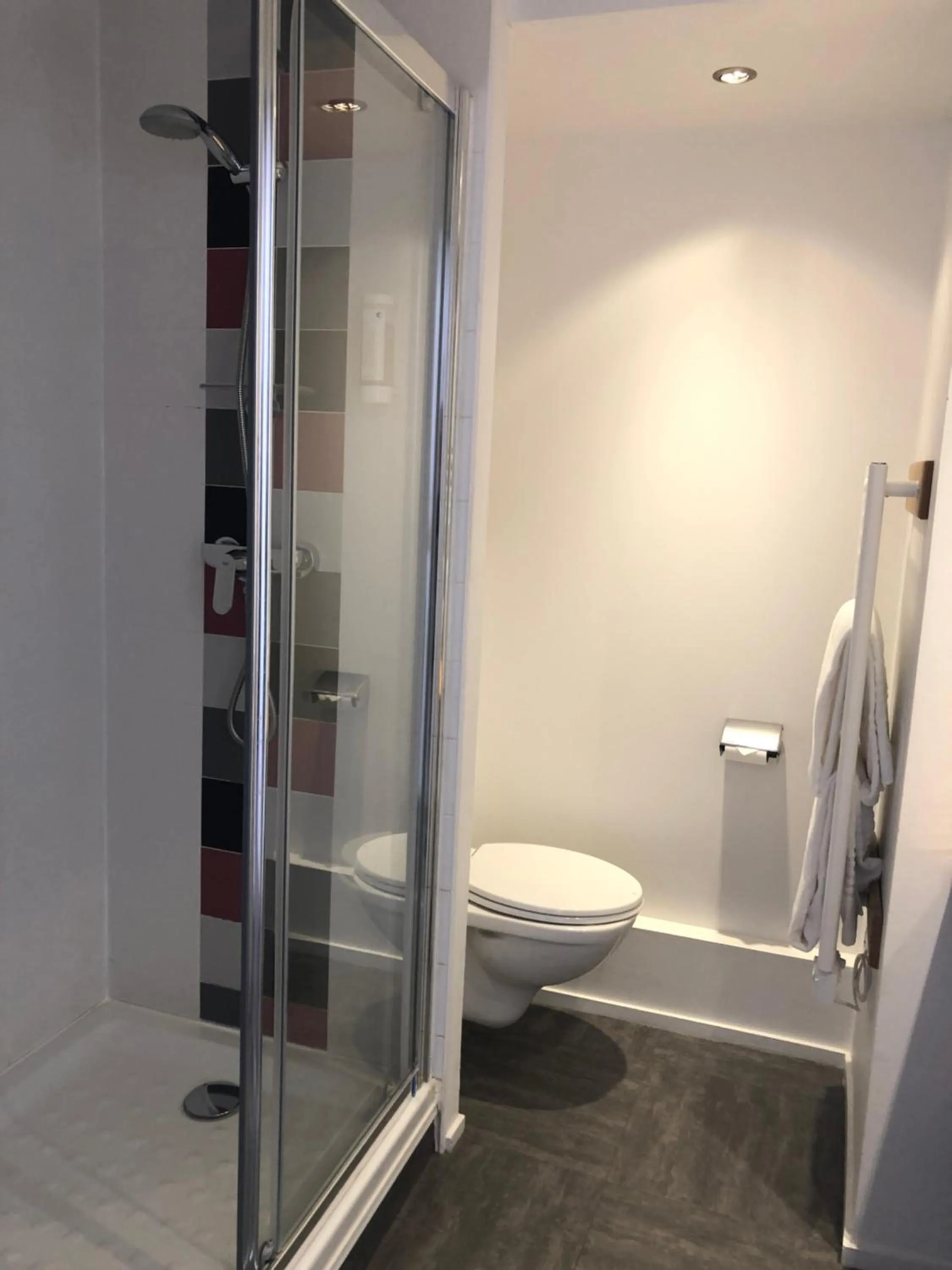 Shower in Hotel Donibane Saint-Jean-de-Luz