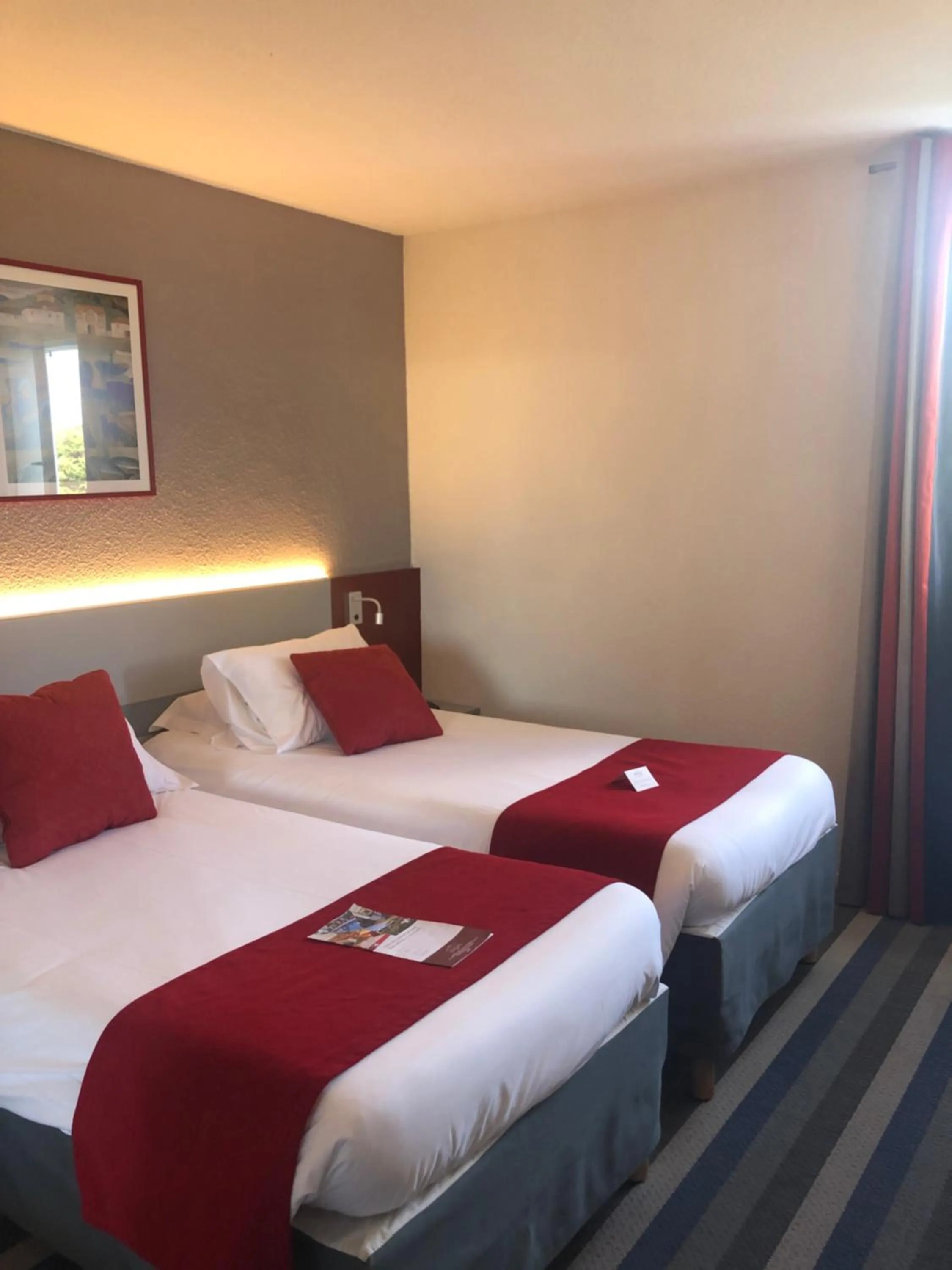 Bed in Hotel Donibane Saint-Jean-de-Luz