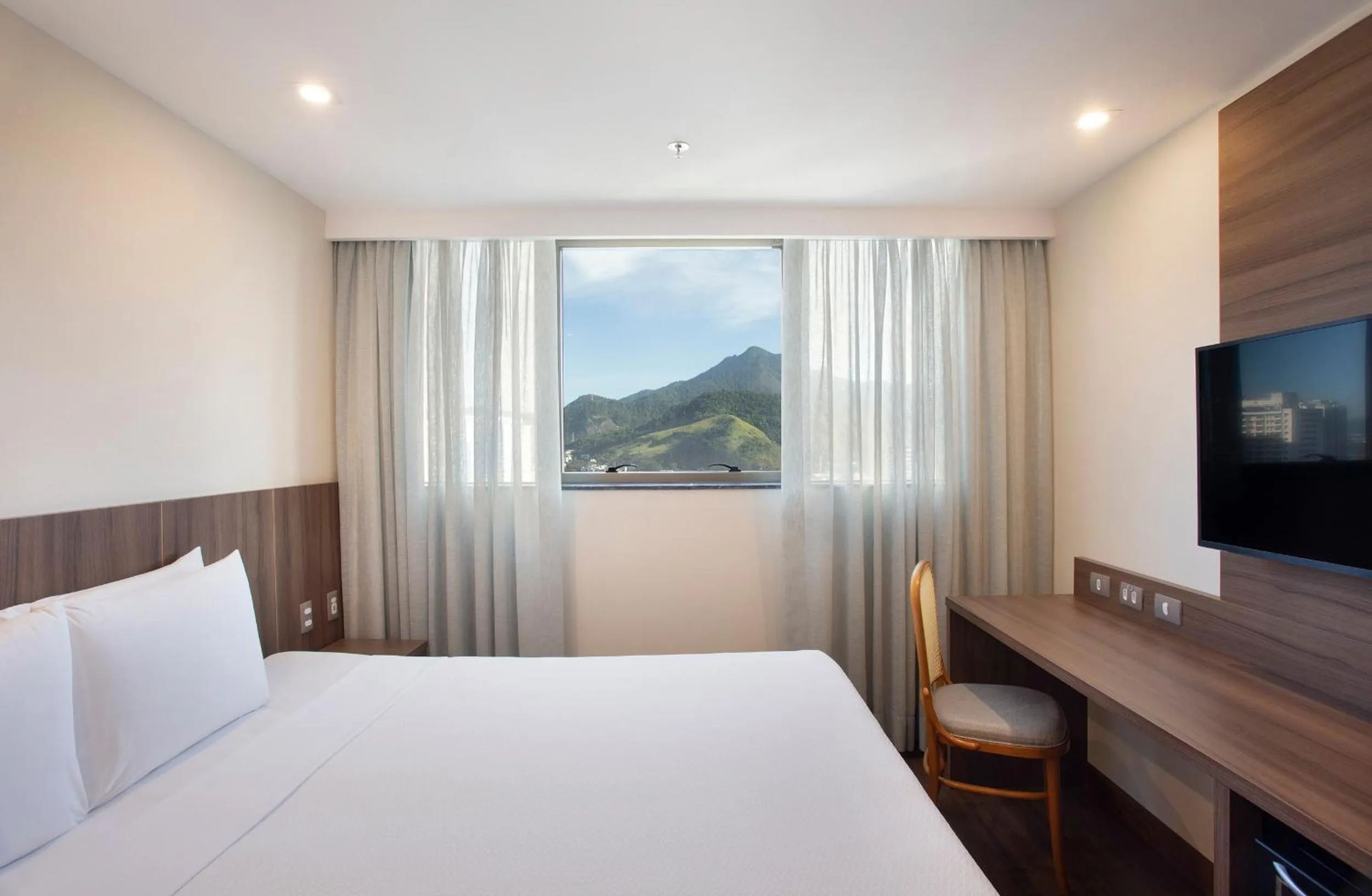 Communal lounge/ TV room, Bed in Windsor Tower Hotel