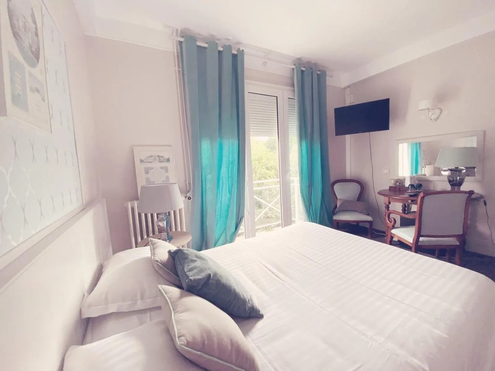 Bed in Hotel Le Rivage