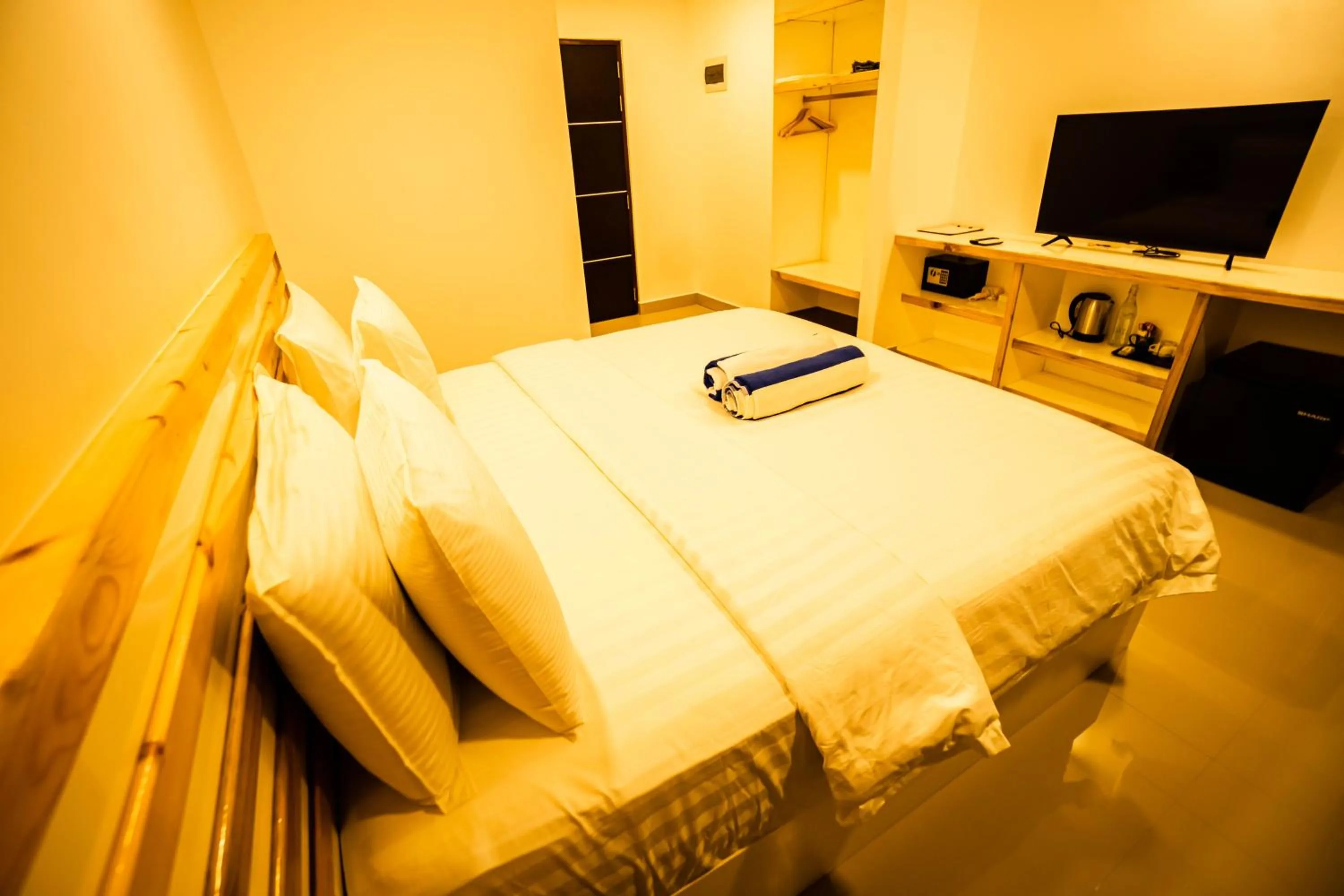 Bedroom, Bed in Lagoona Sunset