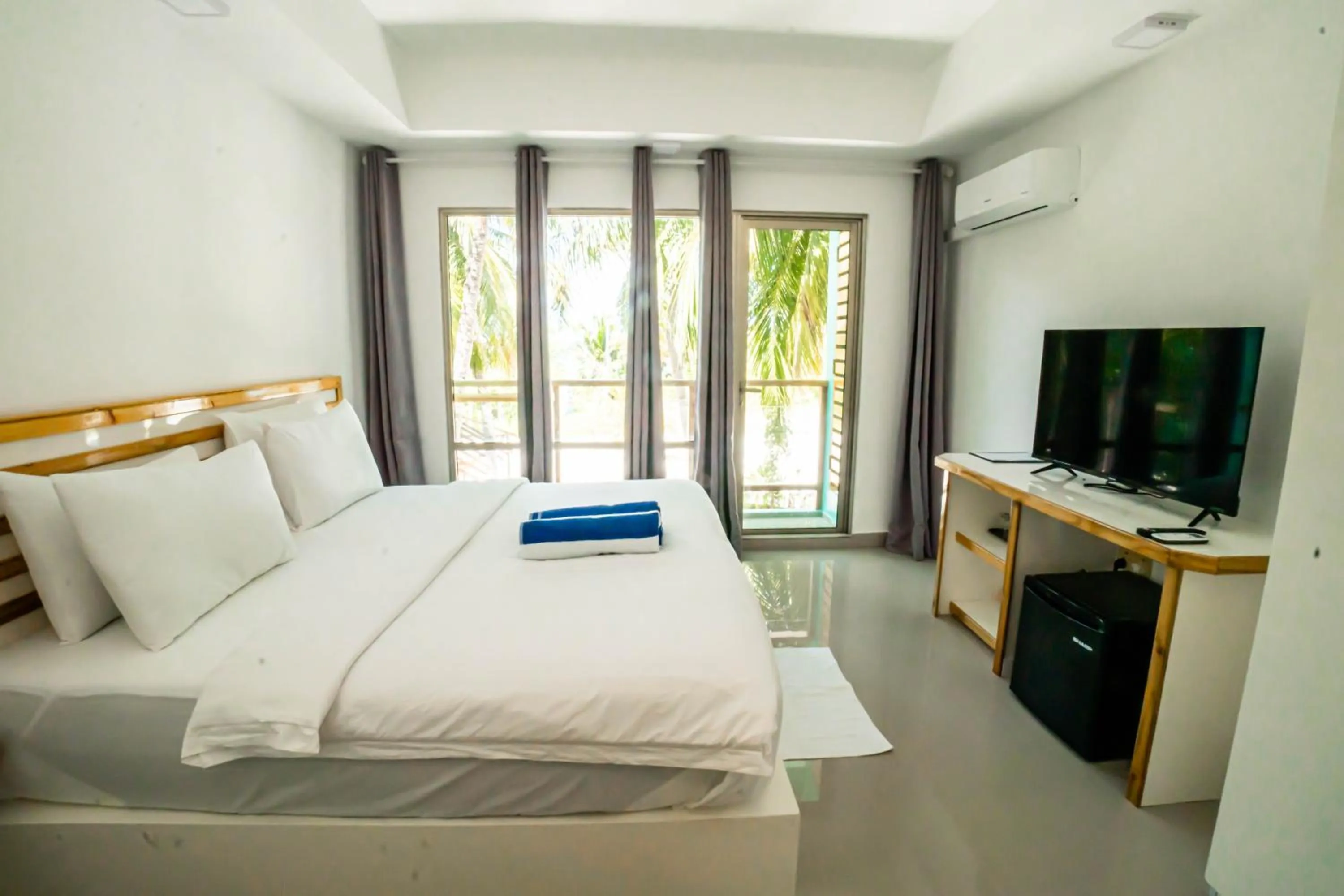 Photo of the whole room, Bed in Lagoona Sunset