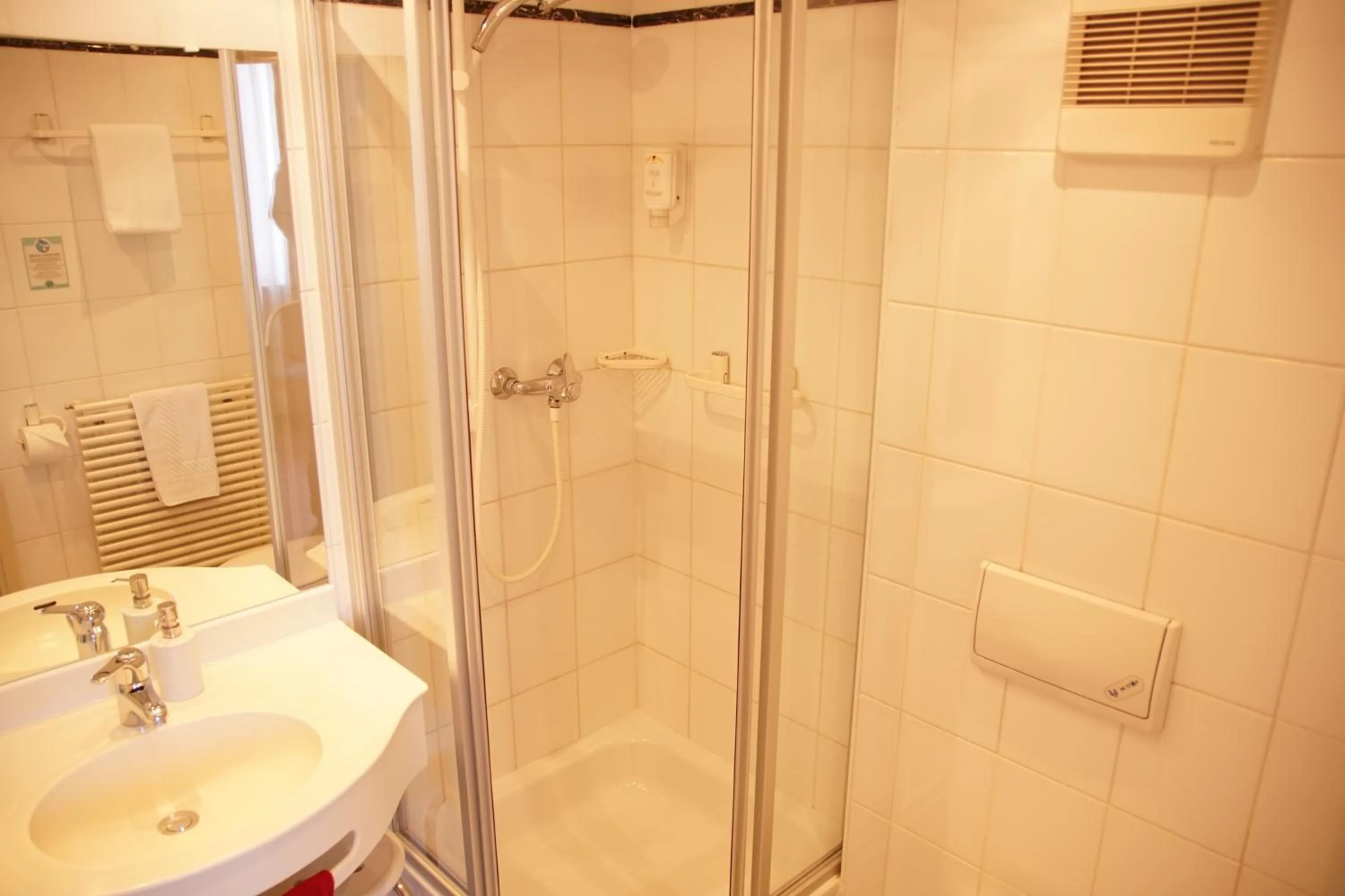 Shower in Hotel-Restaurant Roter Ochsen