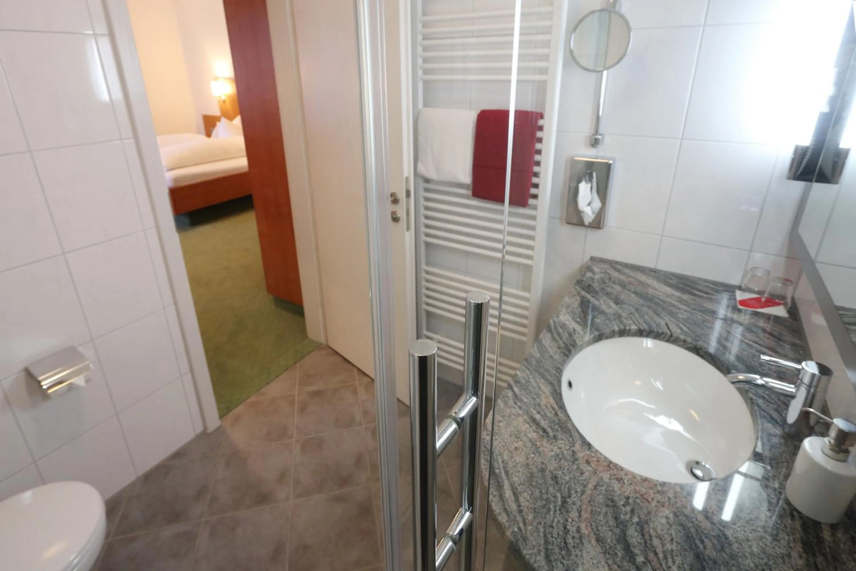 Bathroom, Bed in Hotel-Restaurant Roter Ochsen