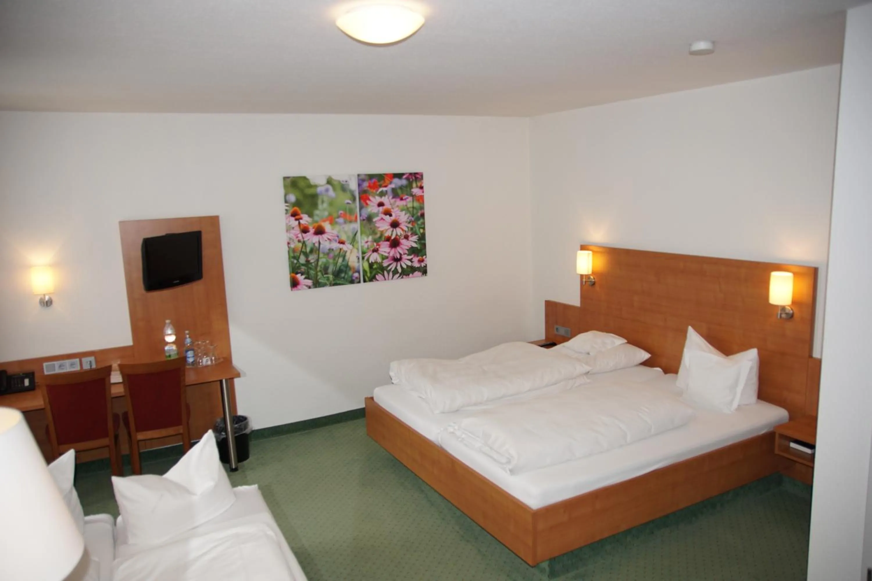 Photo of the whole room, Bed in Hotel-Restaurant Roter Ochsen