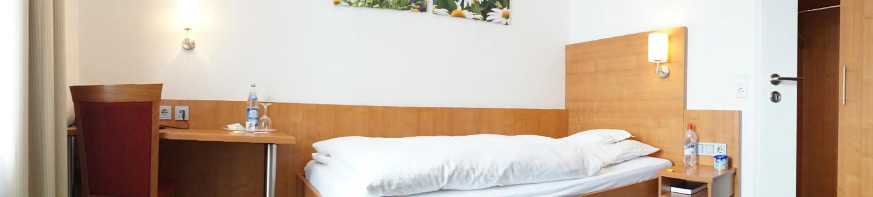 Photo of the whole room, Bed in Hotel-Restaurant Roter Ochsen