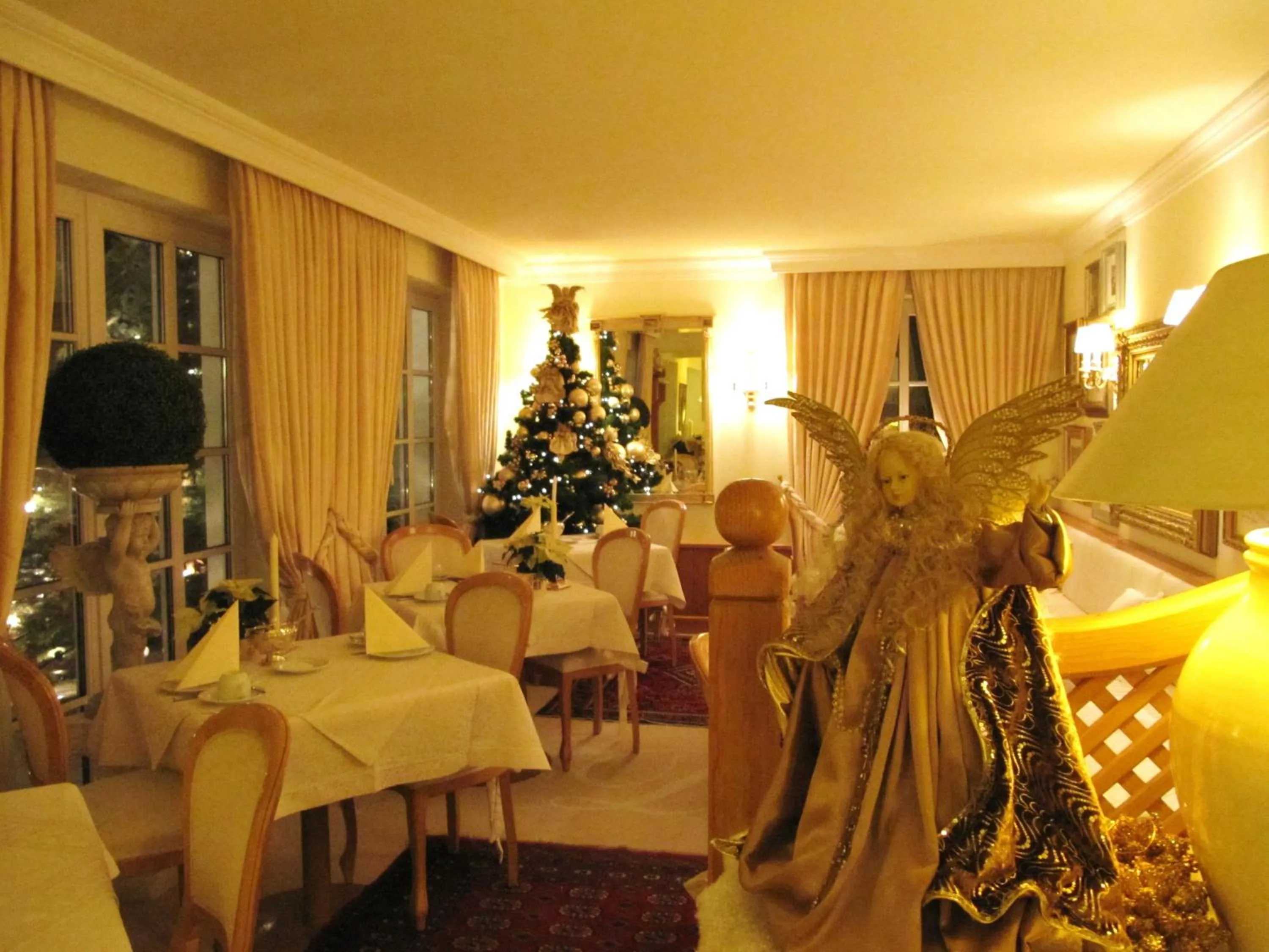 Restaurant/places to eat in Hotel Daniels