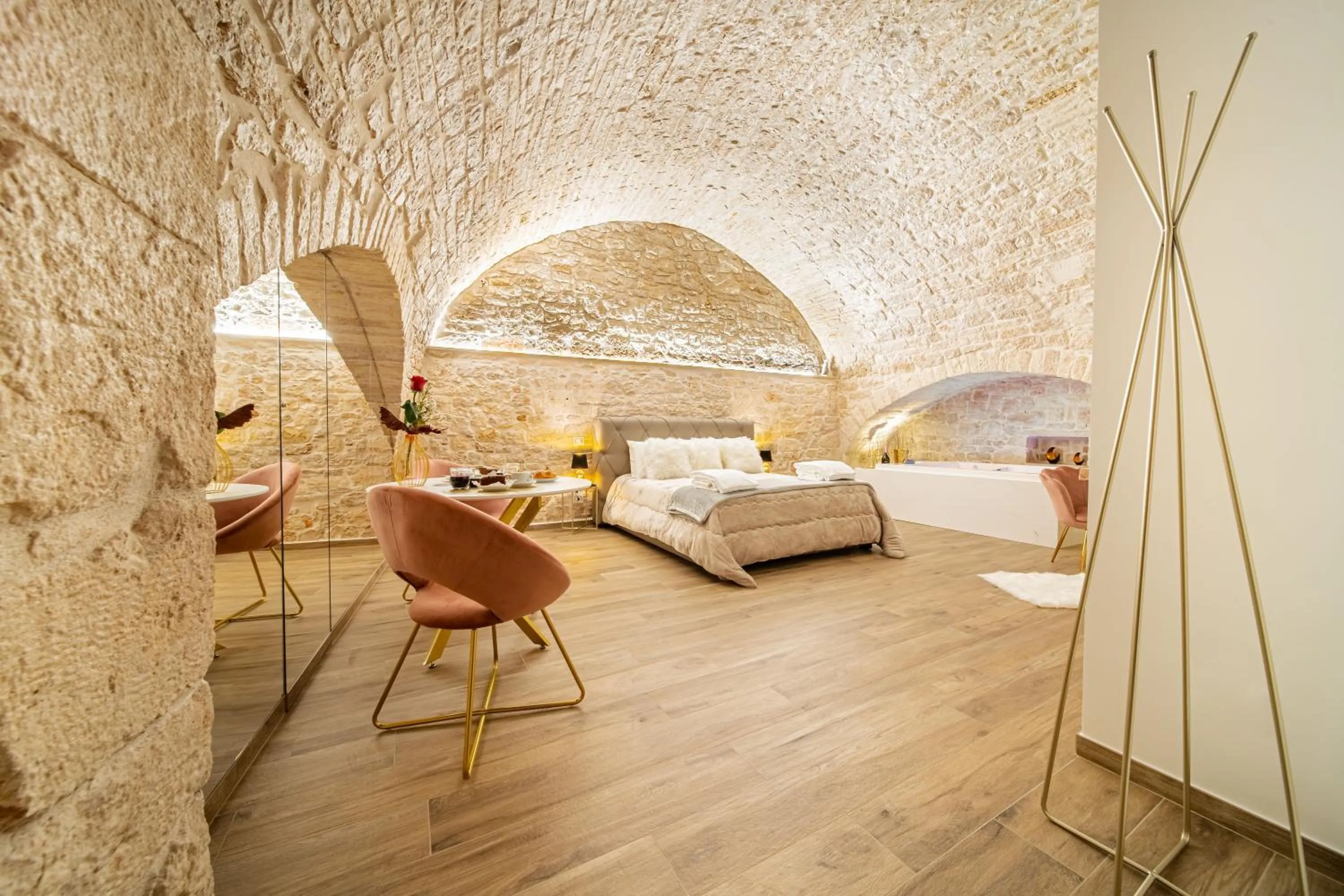 Photo of the whole room, Bed in Gold Suite B&B