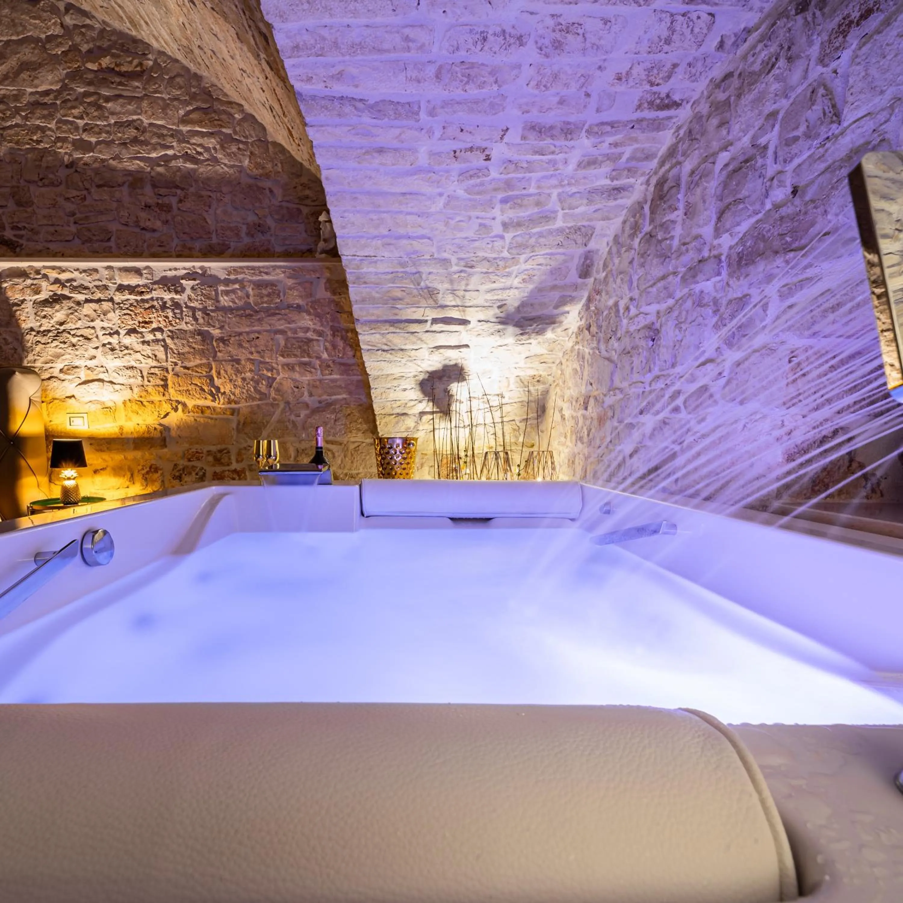 Hot Tub, Bed in Gold Suite B&B