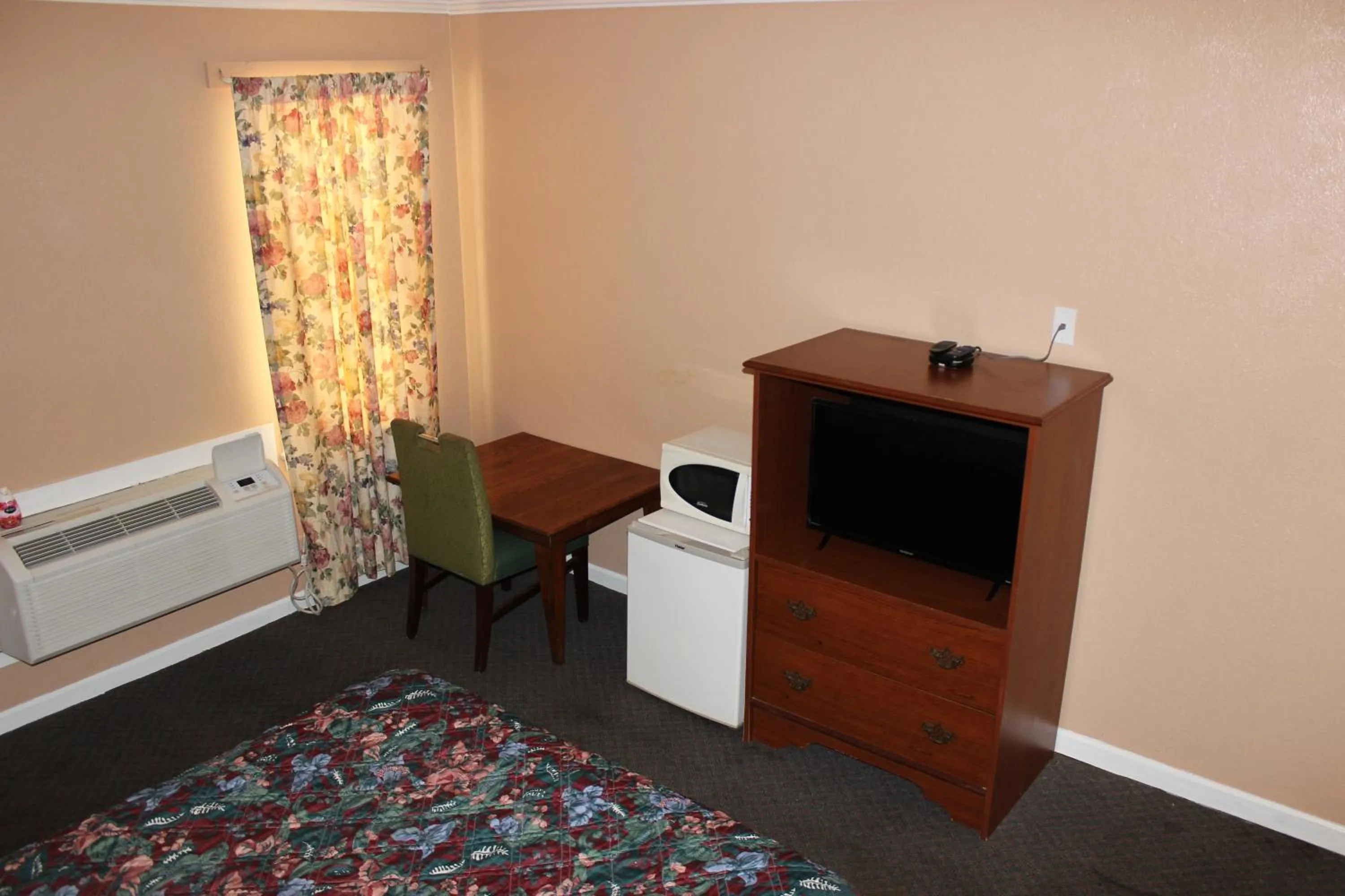 Photo of the whole room in Bar-Mel Inn