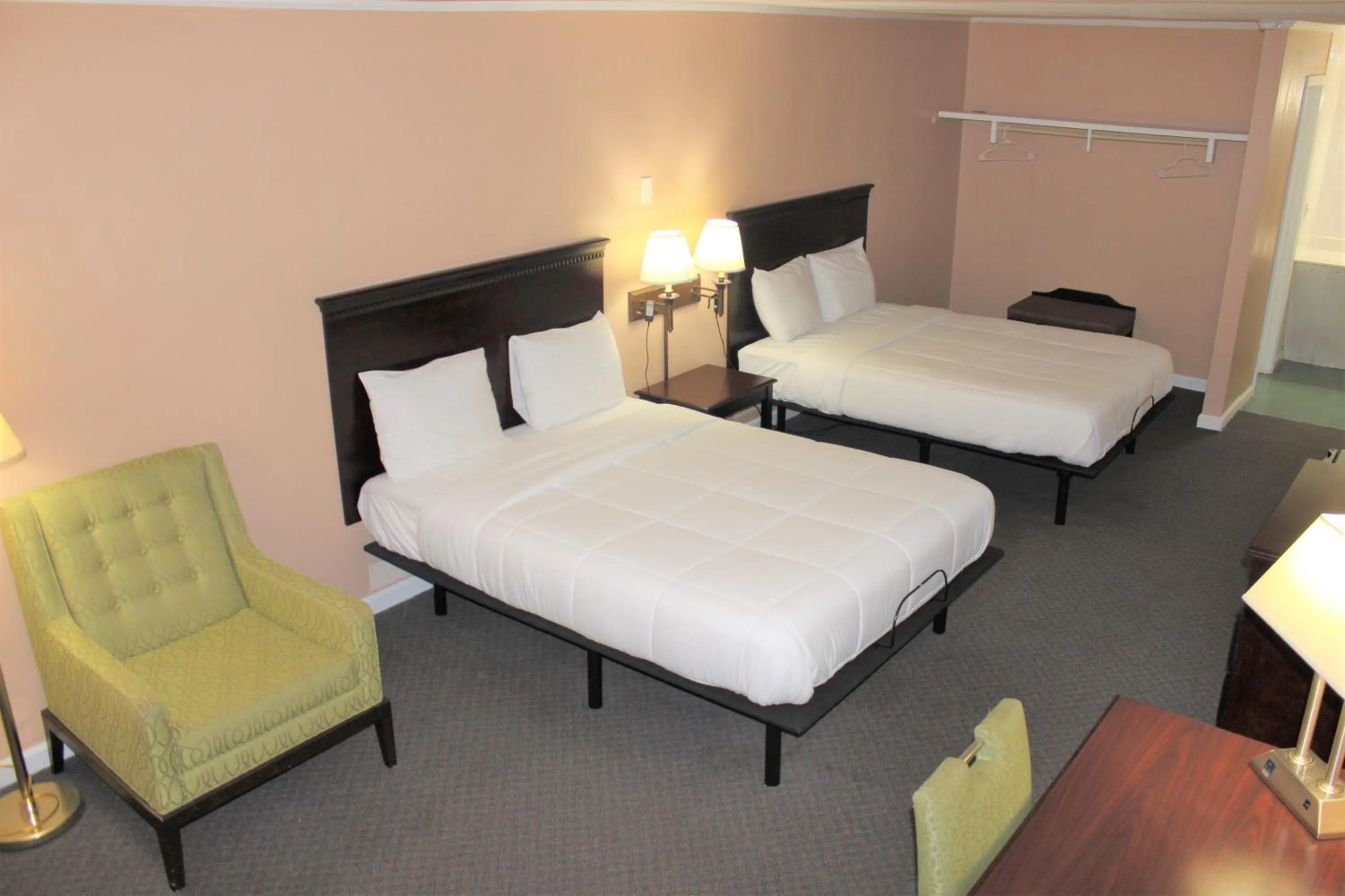 Photo of the whole room, Bed in Bar-Mel Inn