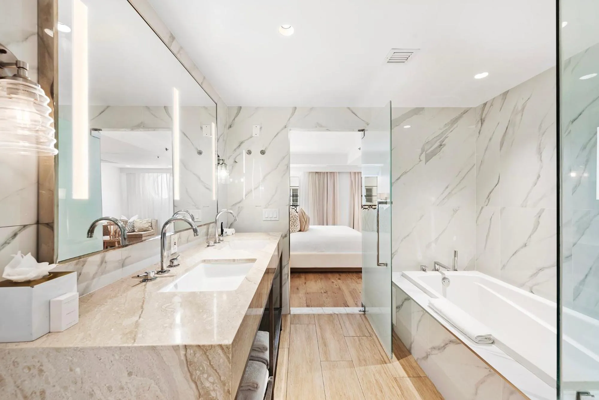 Bathroom, Bed in Hotel Ocean