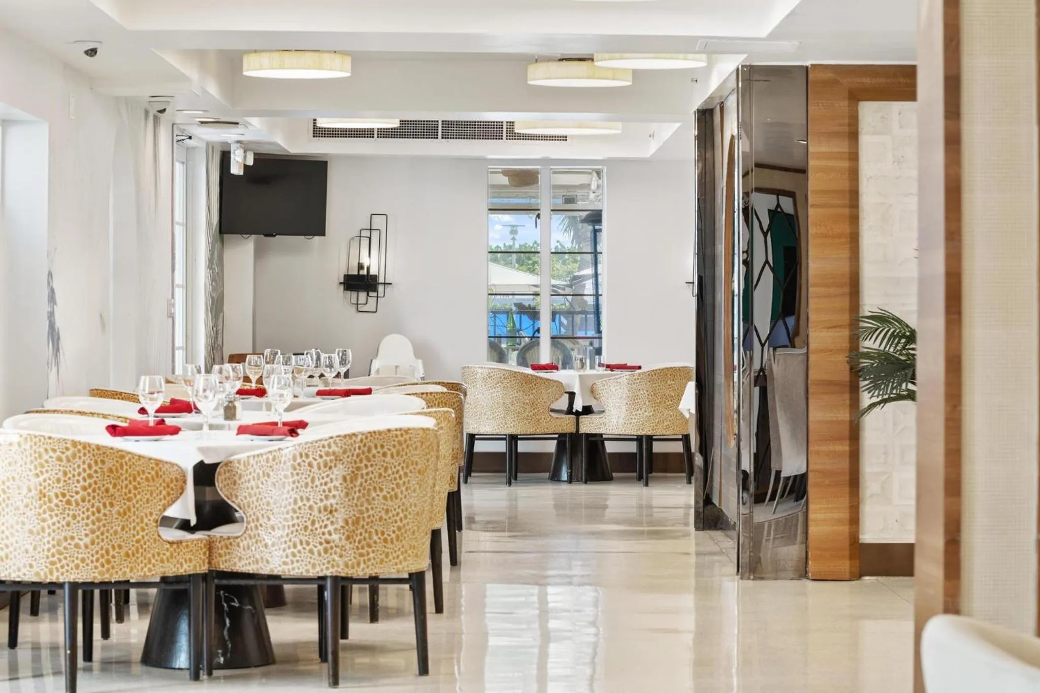 Restaurant/places to eat in Hotel Ocean