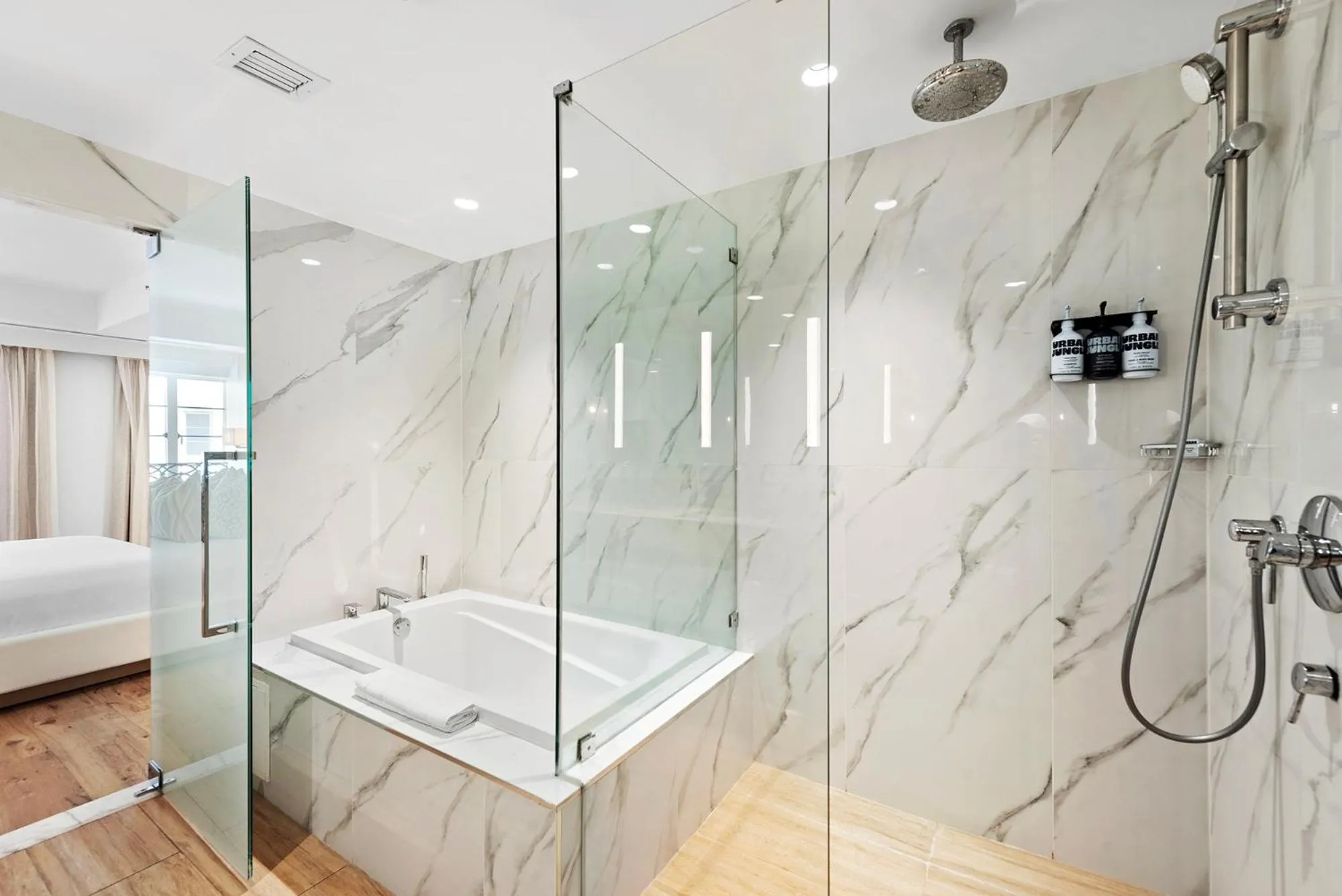 Shower in Hotel Ocean