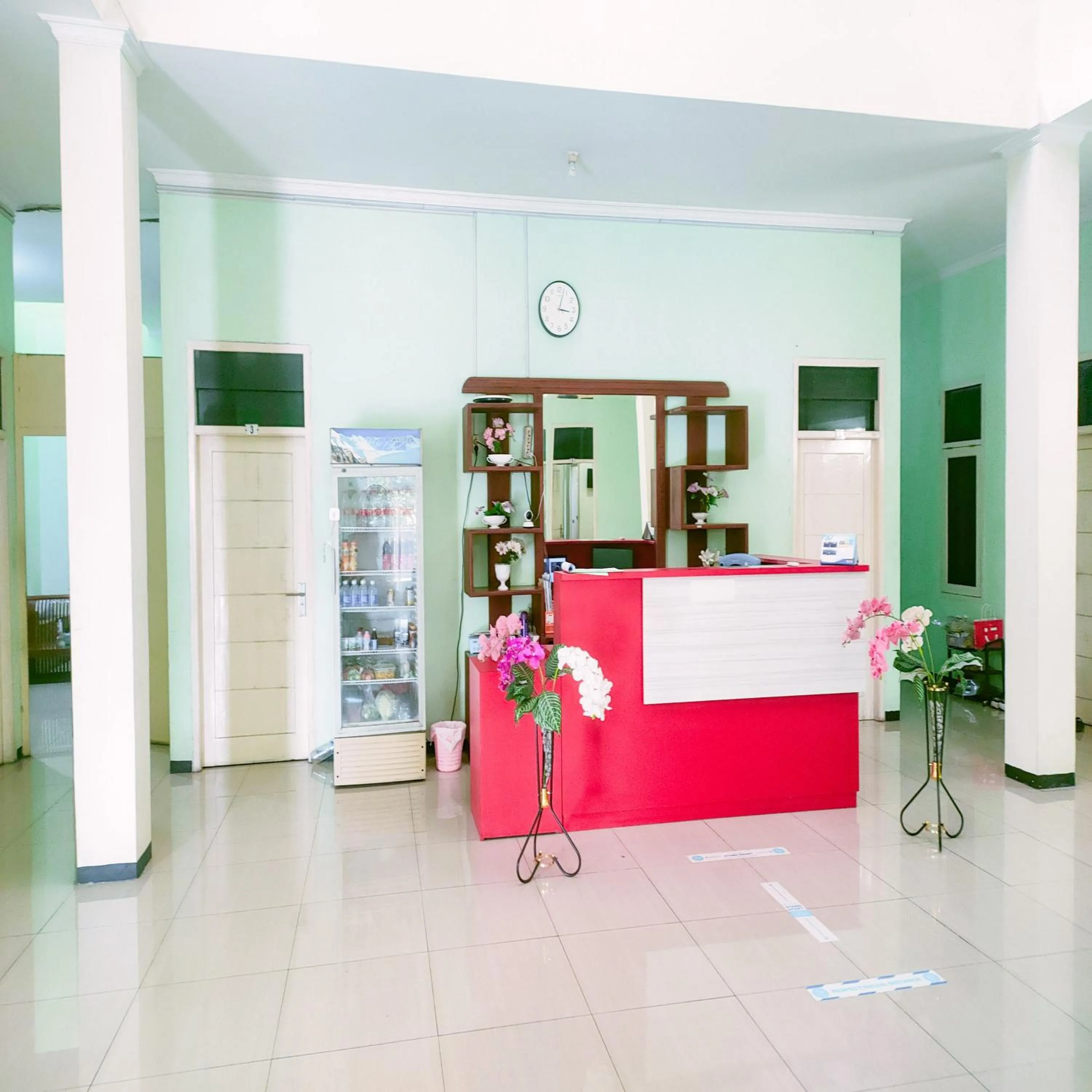 Lobby or reception in Capital O 90709 Djati Guest House