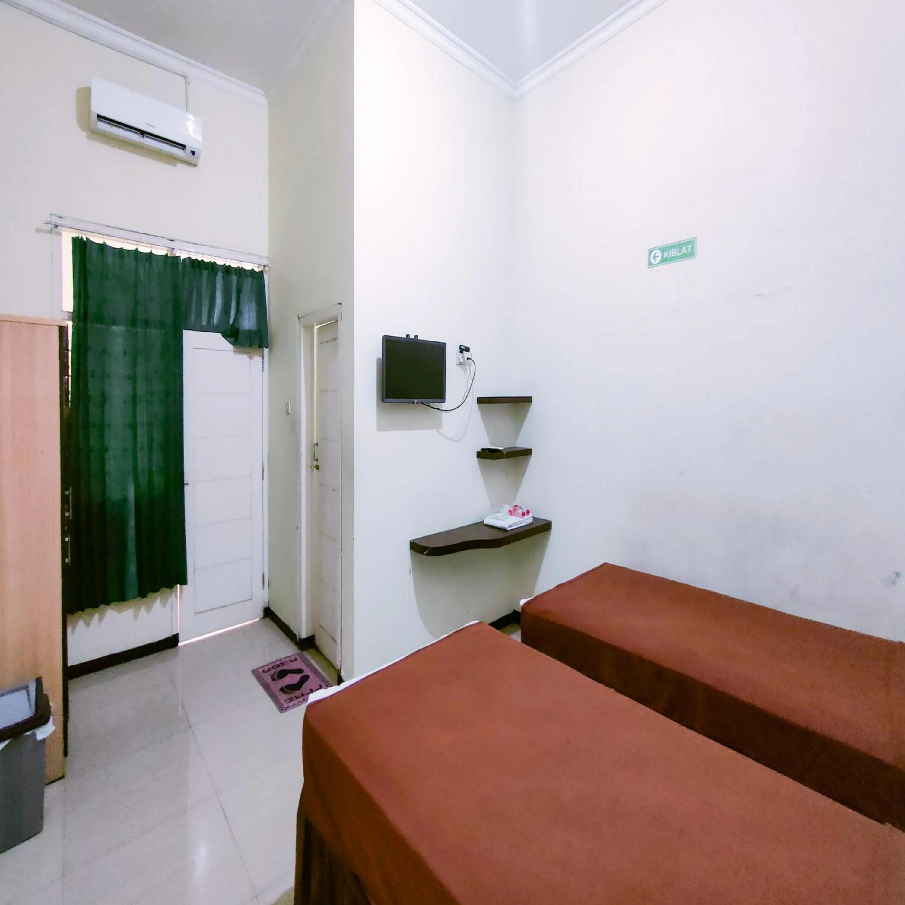 Bedroom, Bed in Capital O 90709 Djati Guest House