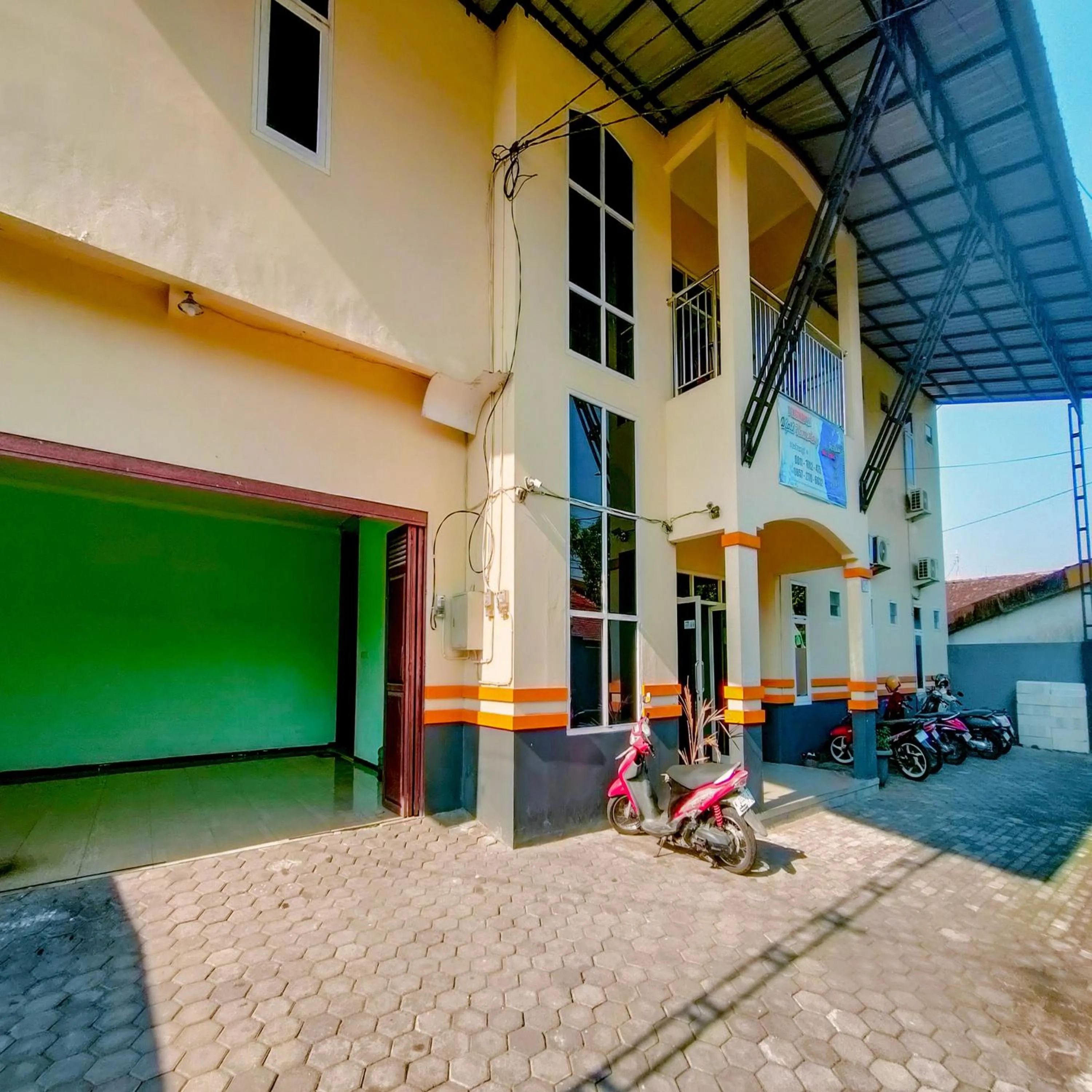 Parking in Capital O 90709 Djati Guest House