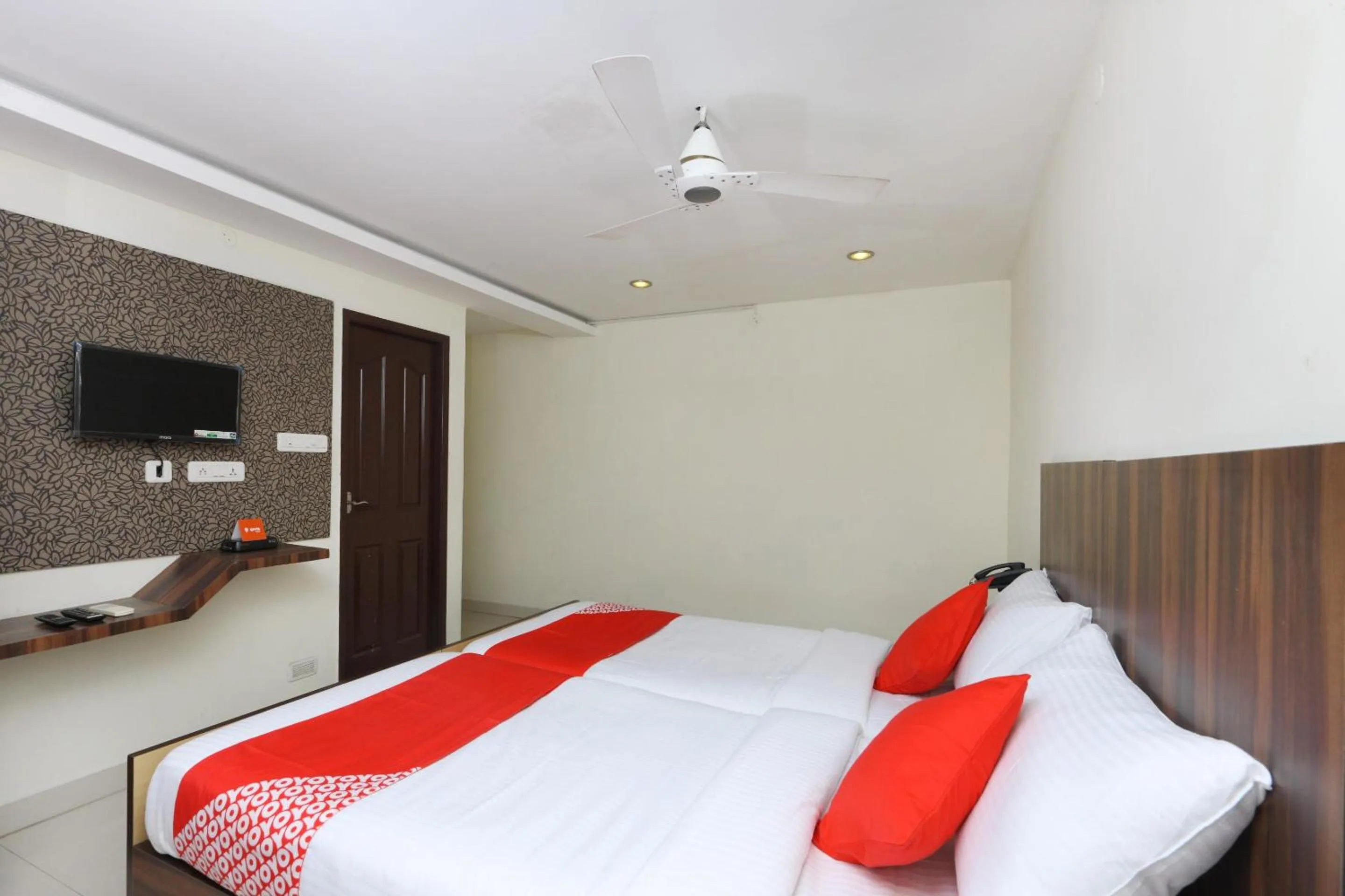 Bathroom, Bed in Hotel O The OAKS Residency