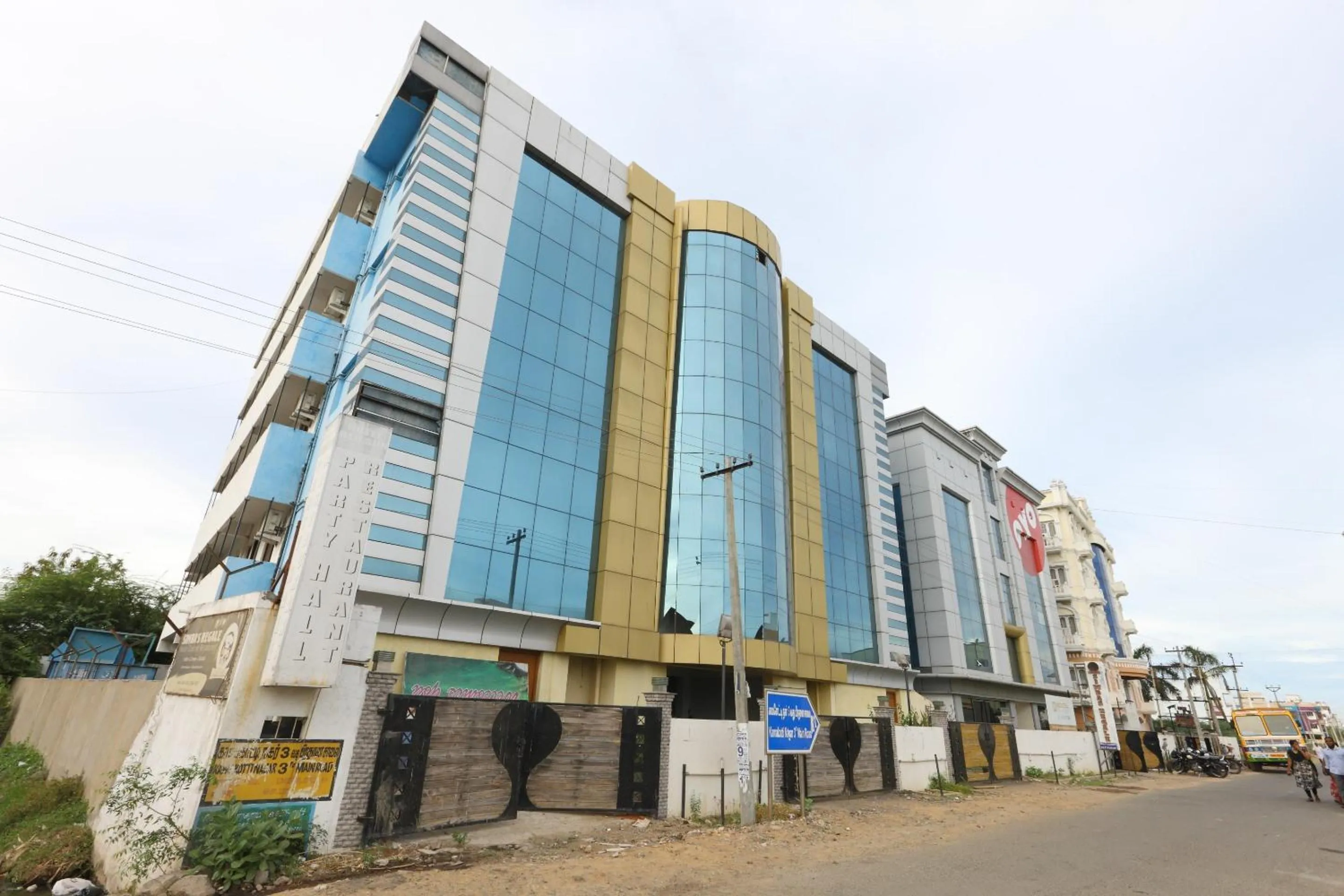 Facade/entrance in Hotel O The OAKS Residency