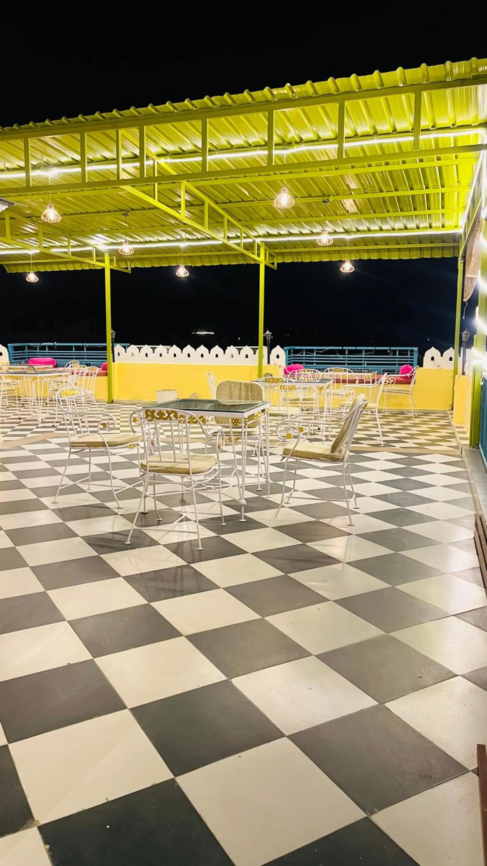 Restaurant/places to eat in Hotel Ushaan Haveli