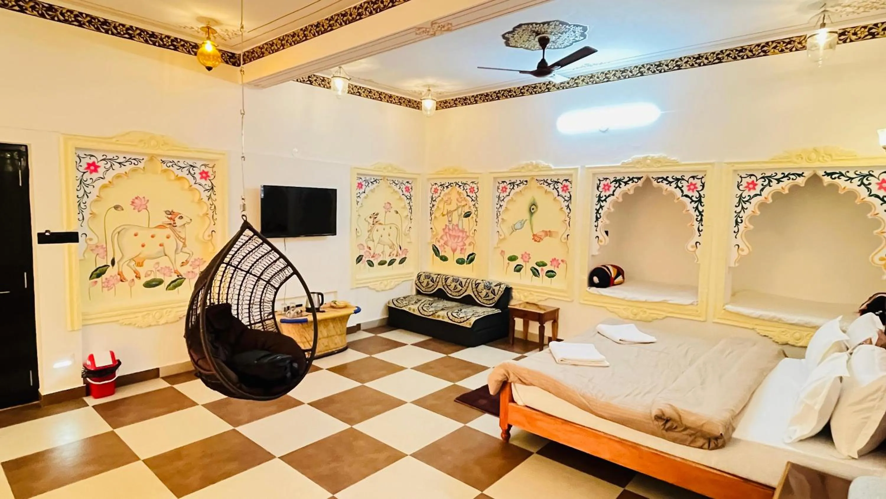 Bed in Hotel Ushaan Haveli
