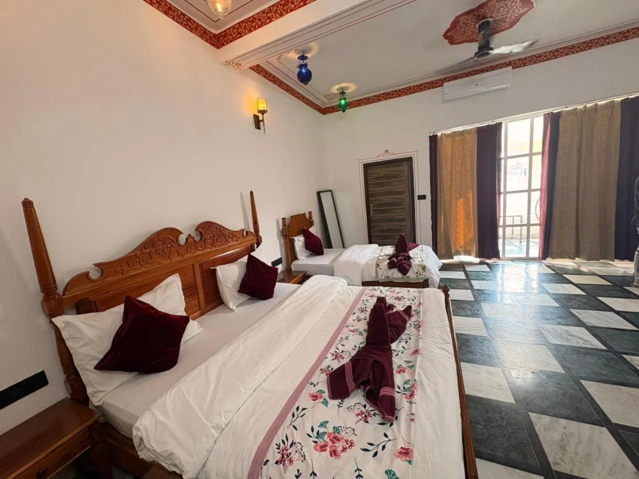 Bed in Hotel Ushaan Haveli