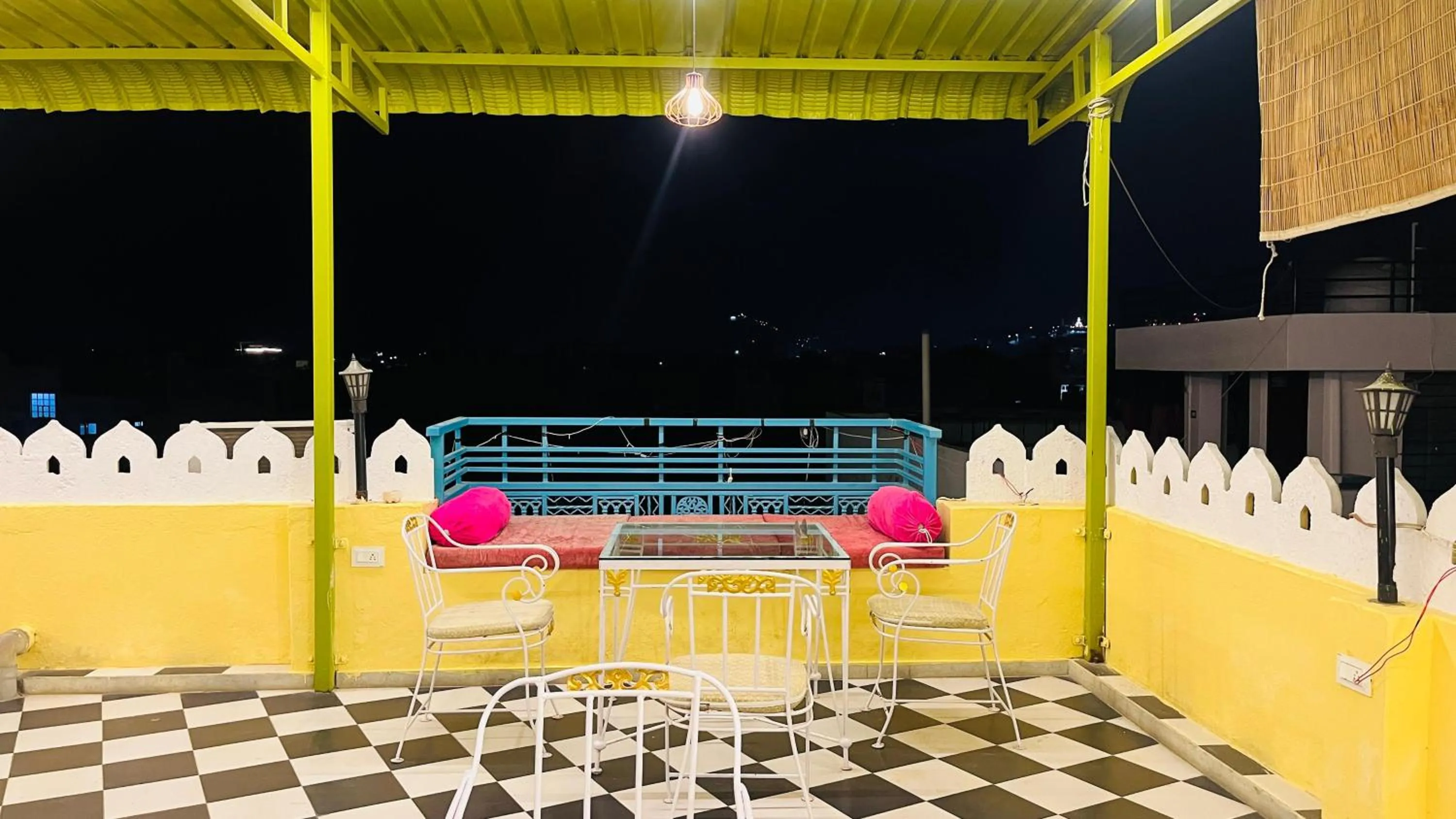 Restaurant/places to eat in Hotel Ushaan Haveli