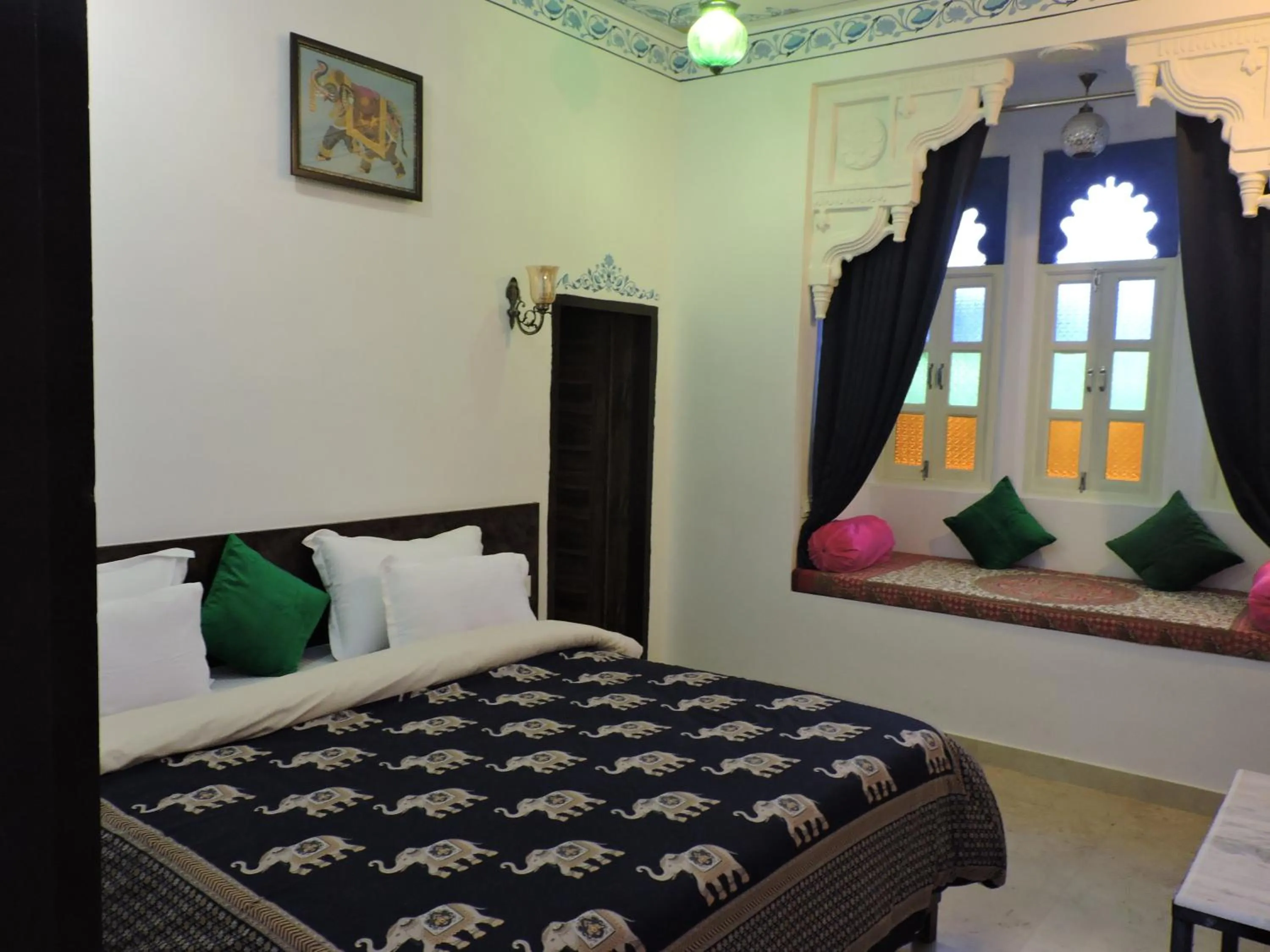 View (from property/room), Bed in Hotel Ushaan Haveli